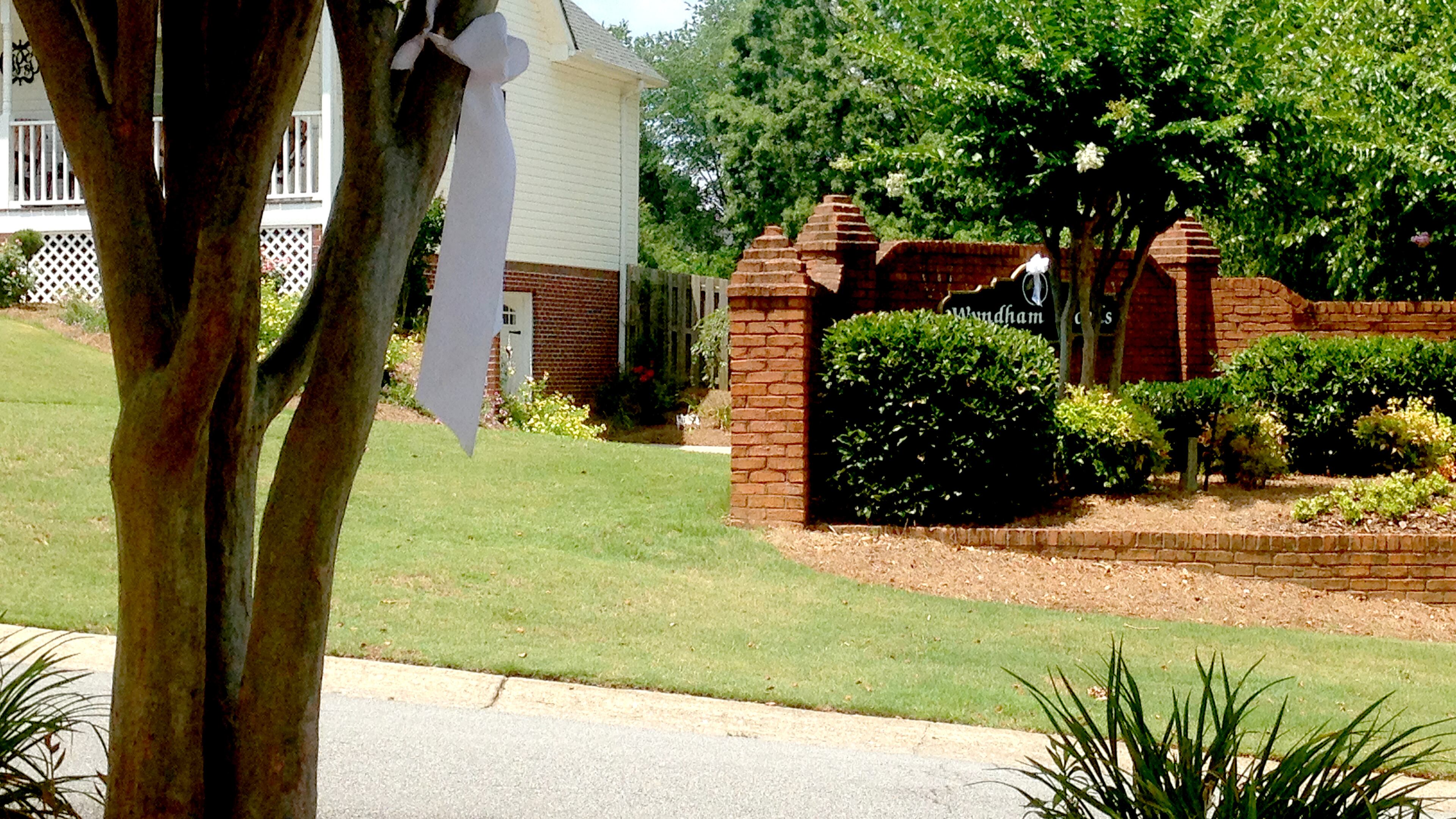 White ribbons were placed at the entrance and on each mailbox in the west Cobb County neighborhood where a 35-year-old woman was shot and killed. (Photo: Alexis Stevens/astevens@ajc.com)