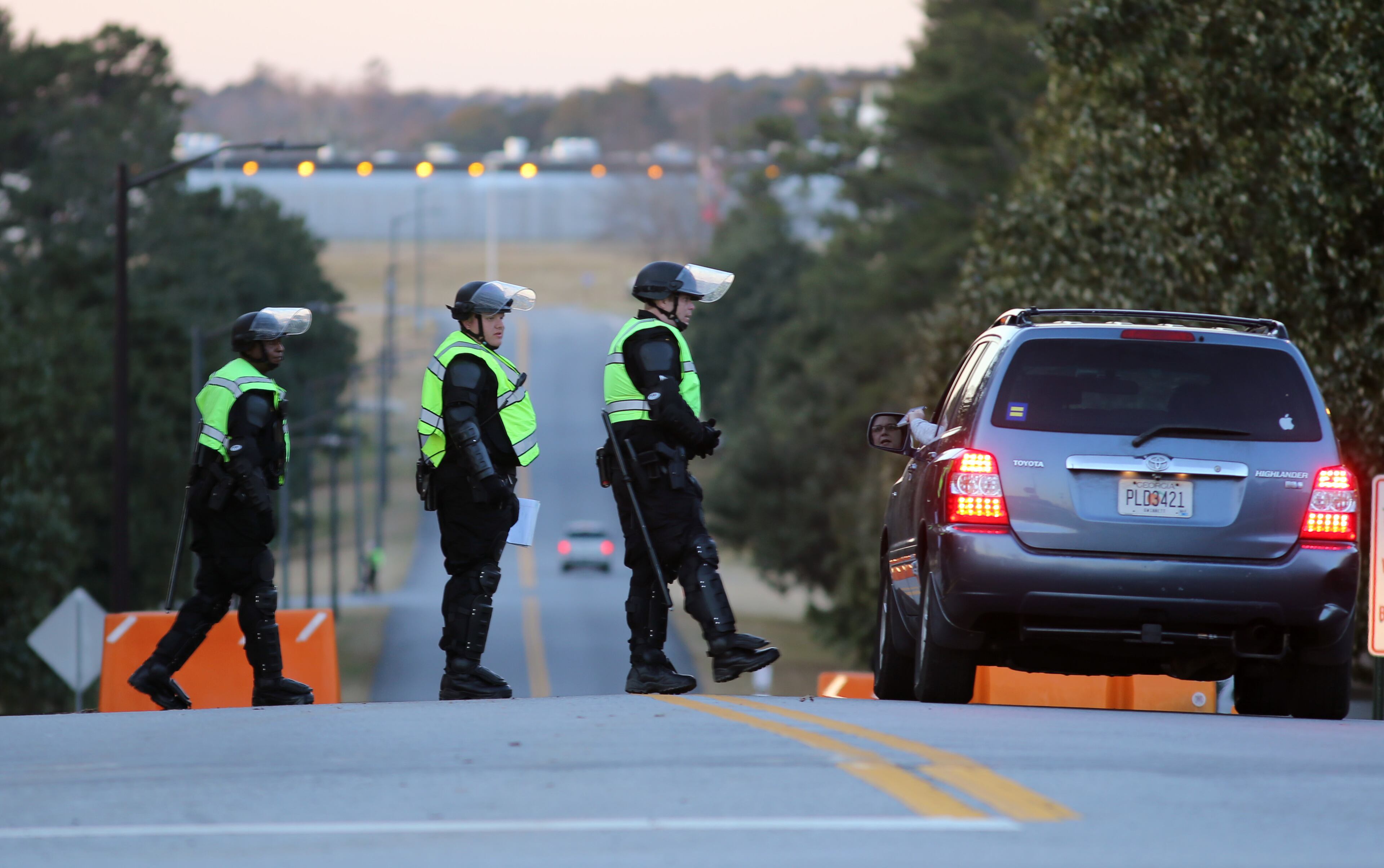 Officers check an SUV at the entrance to the Georgia Diagnostic and Classification Prison in Jackson on Wednesday evening February 17, 2016 where former Navy sailor Travis Clinton Hittson was set to be put to death. Ben Gray / bgray@ajc.com