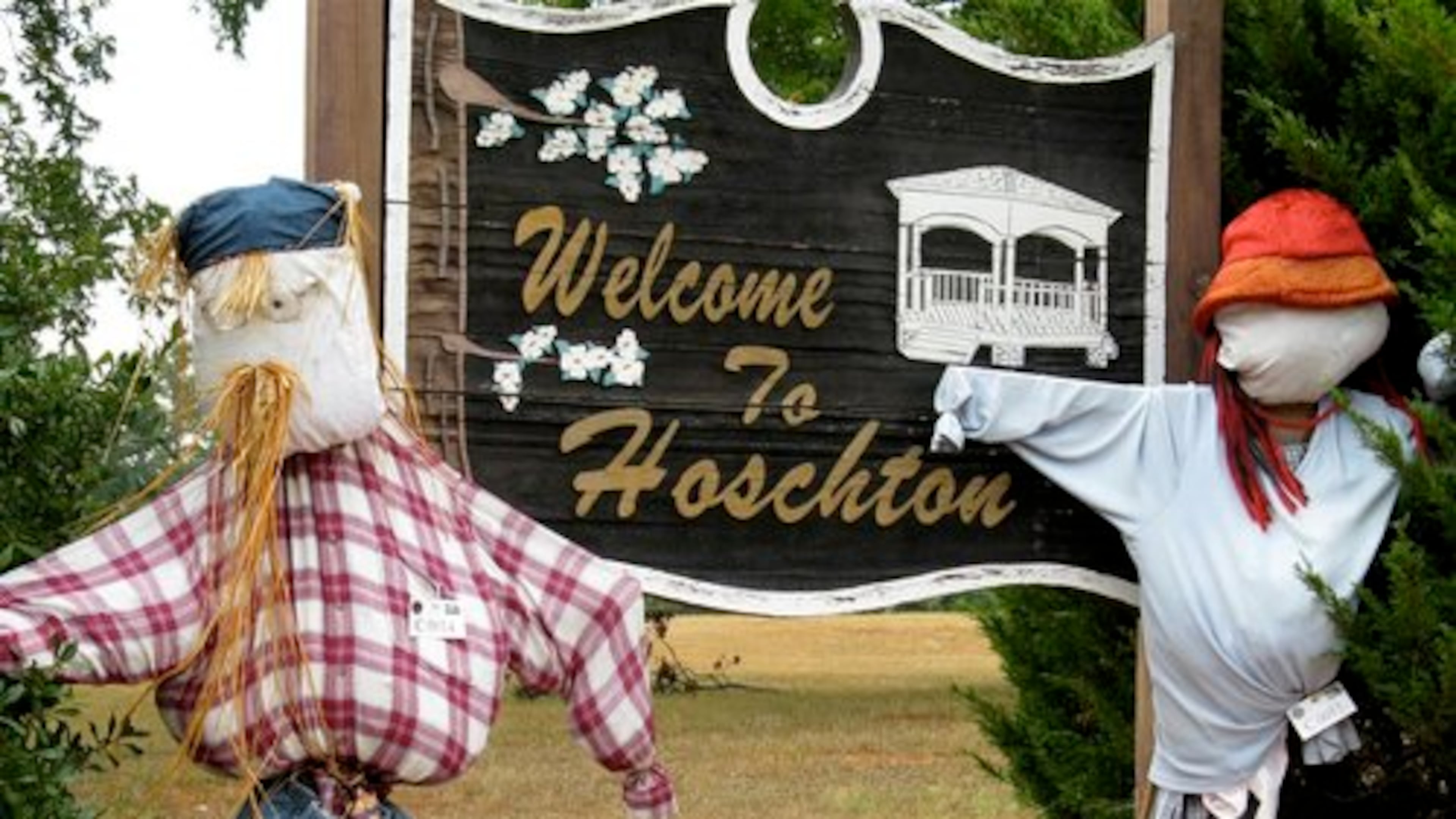 In 2008, Hoschton attempted to set a world record with 4,000 scarecrows for the town's Fall Festival. In 2025, the city was home to about 8,500 residents, a 28% increase from 2024.