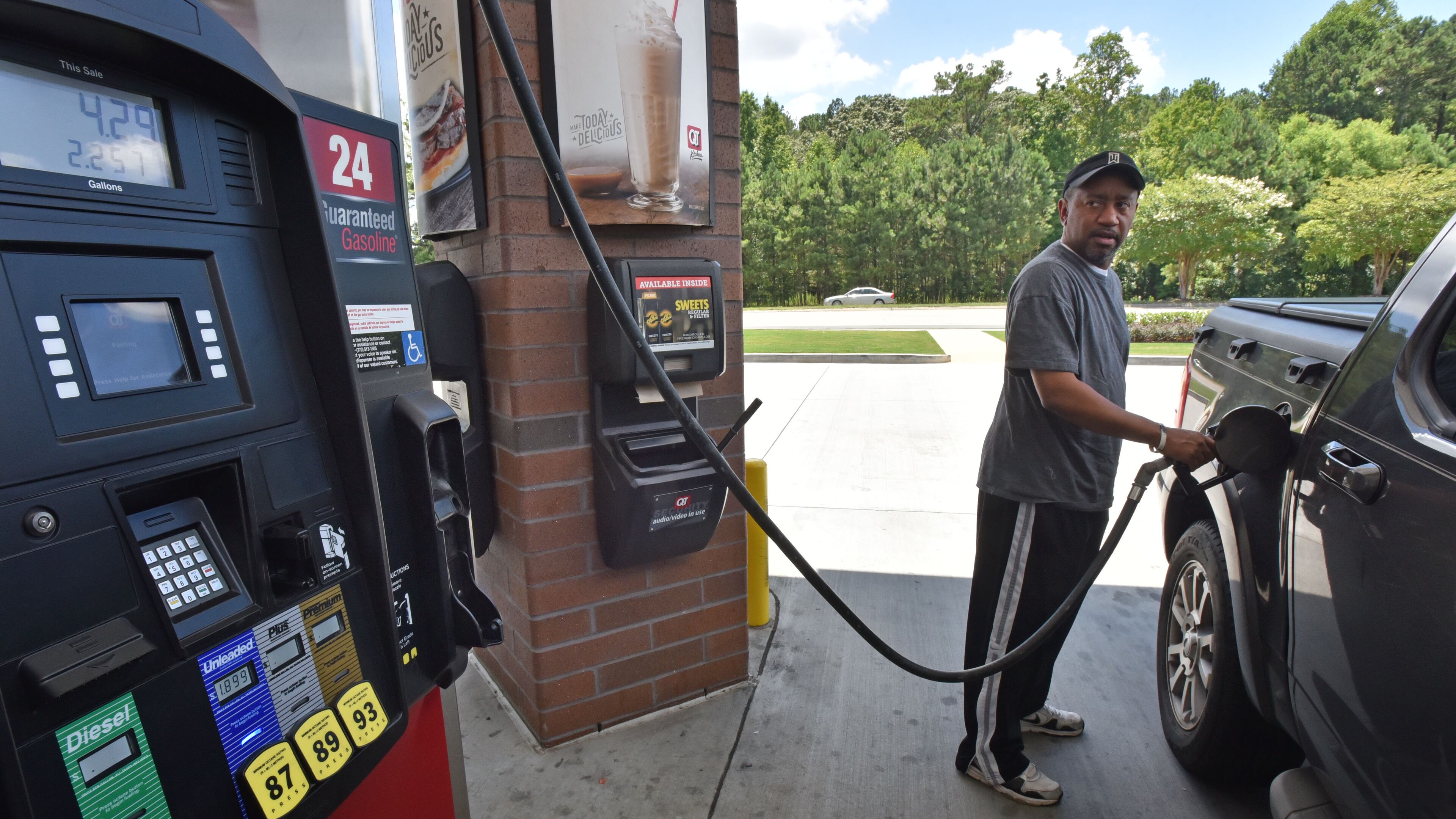 Andrew Snorton, of Snellville, fills up at Quick Trip on Sugarloaf Parkway. Gas prices are increasing in Atlanta after a pipeline spill. HYOSUB SHIN / HSHIN@AJC.COM