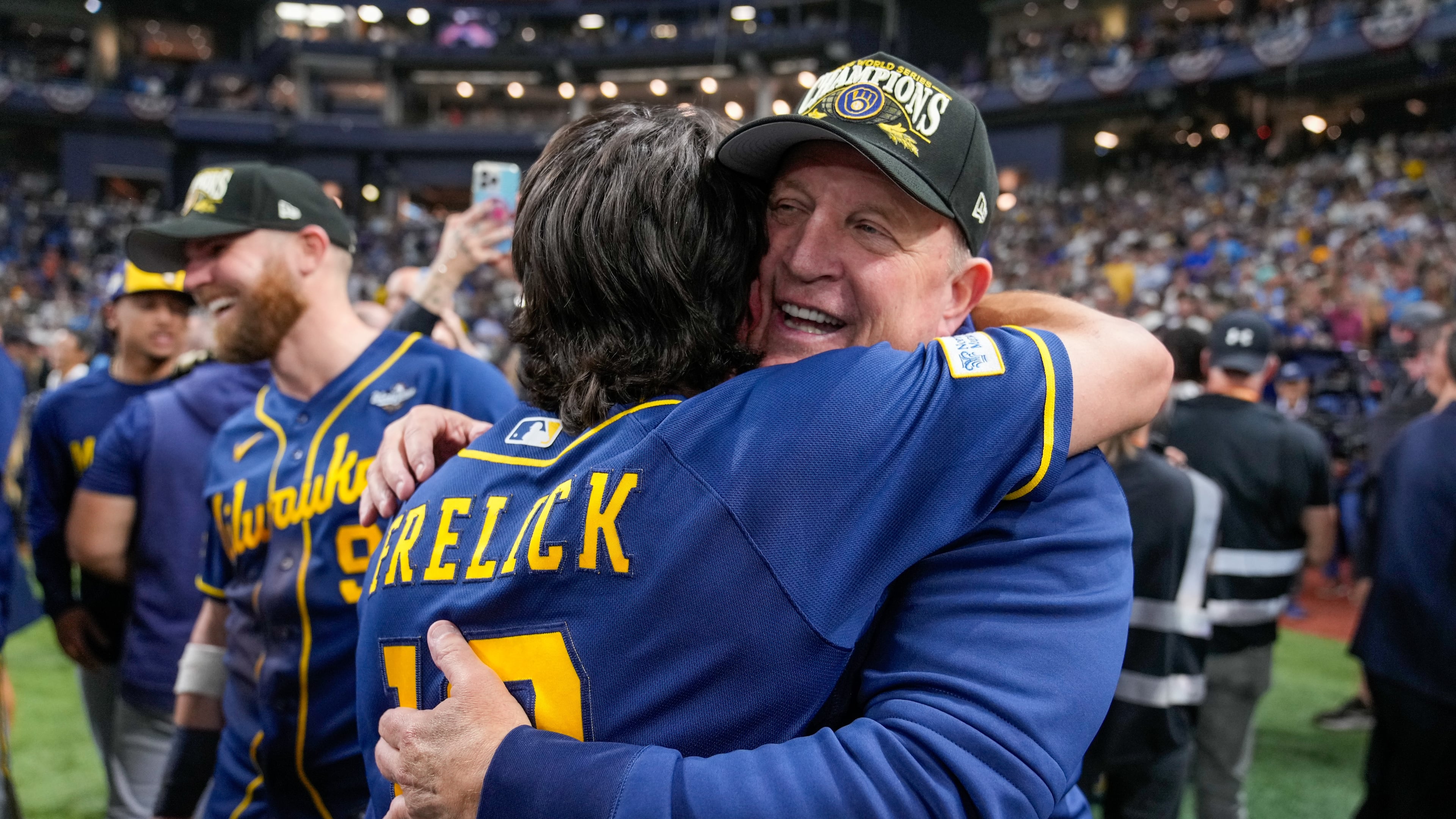 Milwaukee Brewers manager Pat Murphy hugs right fielder Sal Frelick after winning baseball's World Series, against the Tampa Bay Rays, Wednesday, Oct. 28, 2026, in St. Petersburg, Fla.(AP Photo/Chris O'Meara)