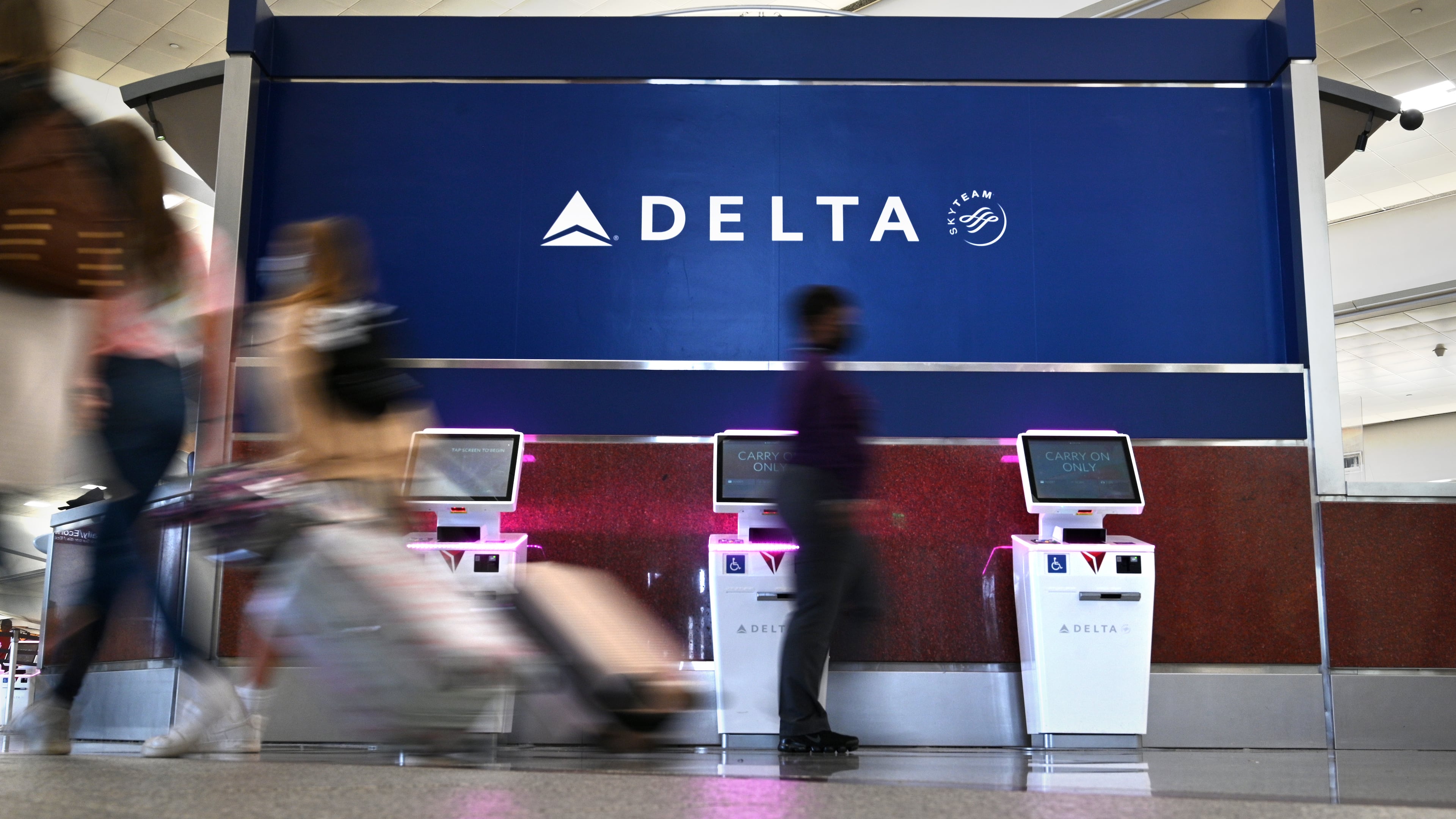Travers make their way in the domestic terminal at Hartsfield-Jackson Atlanta International Airport in Atlanta on Tuesday, Oct. 5, 2021 (Hyosub Shin / Hyosub.Shin@ajc.com)