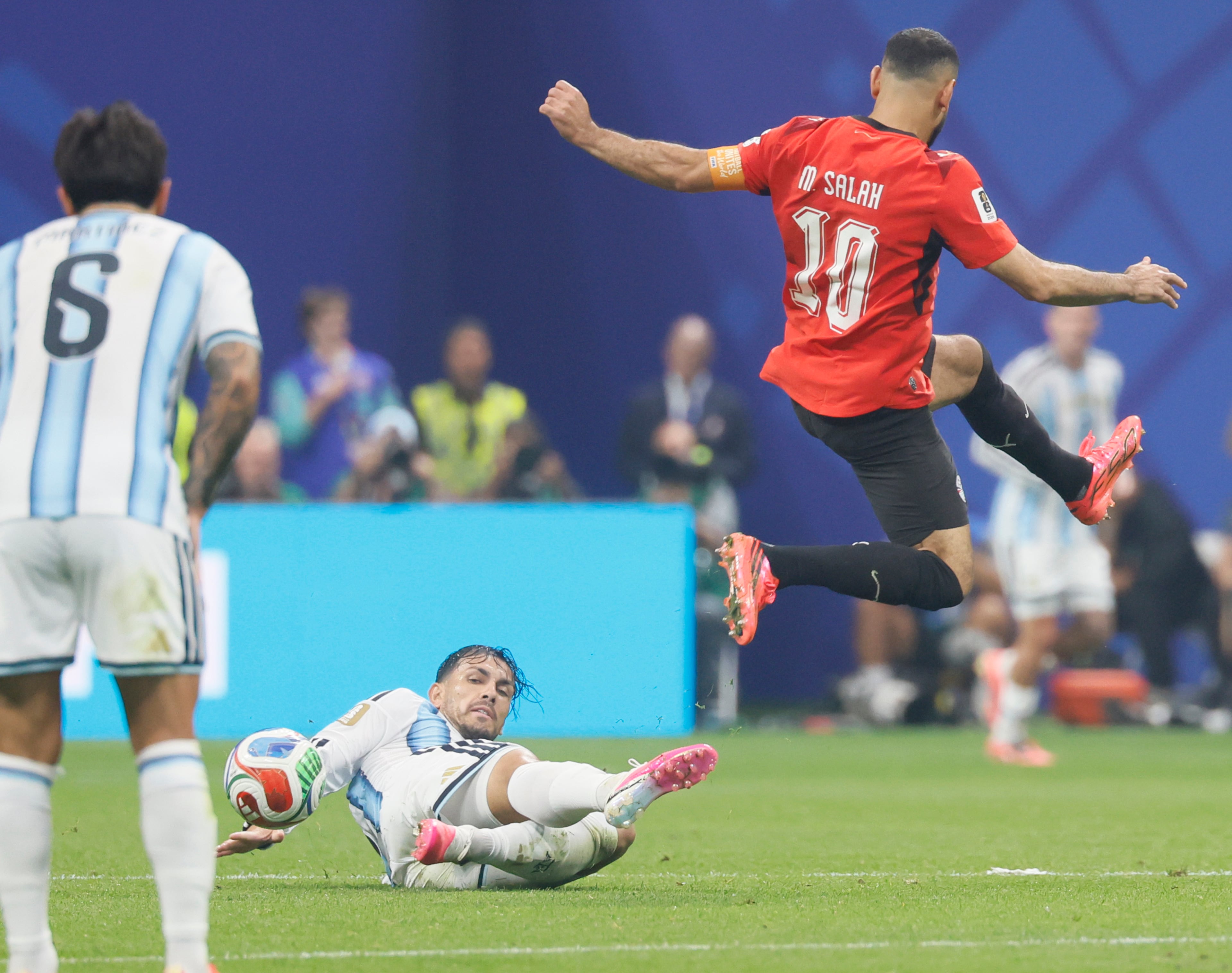 Argentina's Leandro Paredes gets ball away from Egypt's Mohamed Salah during first half of Argentina vs. Egypt FIFA World Cup match at Atlanta Stadium (Mercedes-Benz Stadium) on Tuesday, July 7, 2026. (Miguel Martinez/AJC)