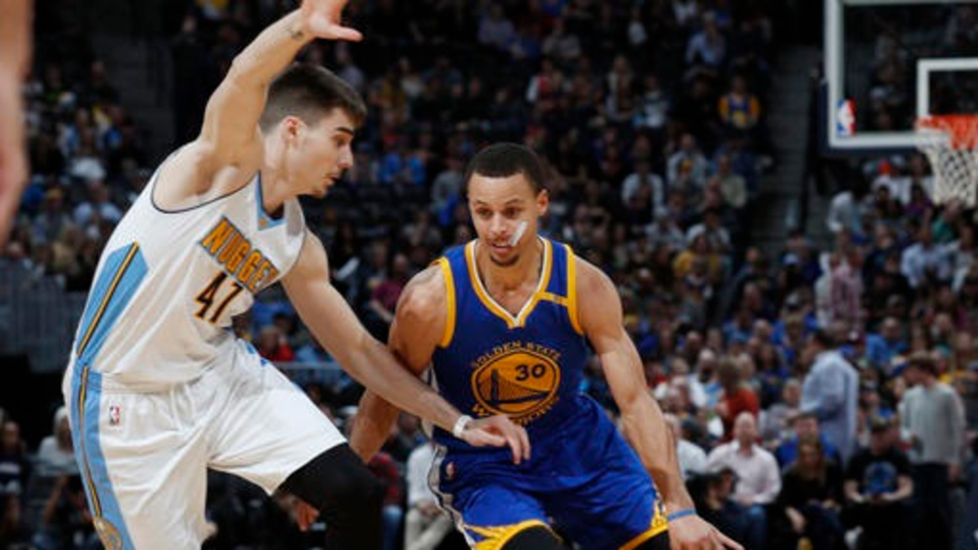 Golden State Warriors guard Stephen Curry, right, drives past Denver Nuggets forward Juancho Hernangomez to the rim in the first half of an NBA basketball game, Monday, Feb. 13, 201, in Denver. (AP Photo/David Zalubowski)