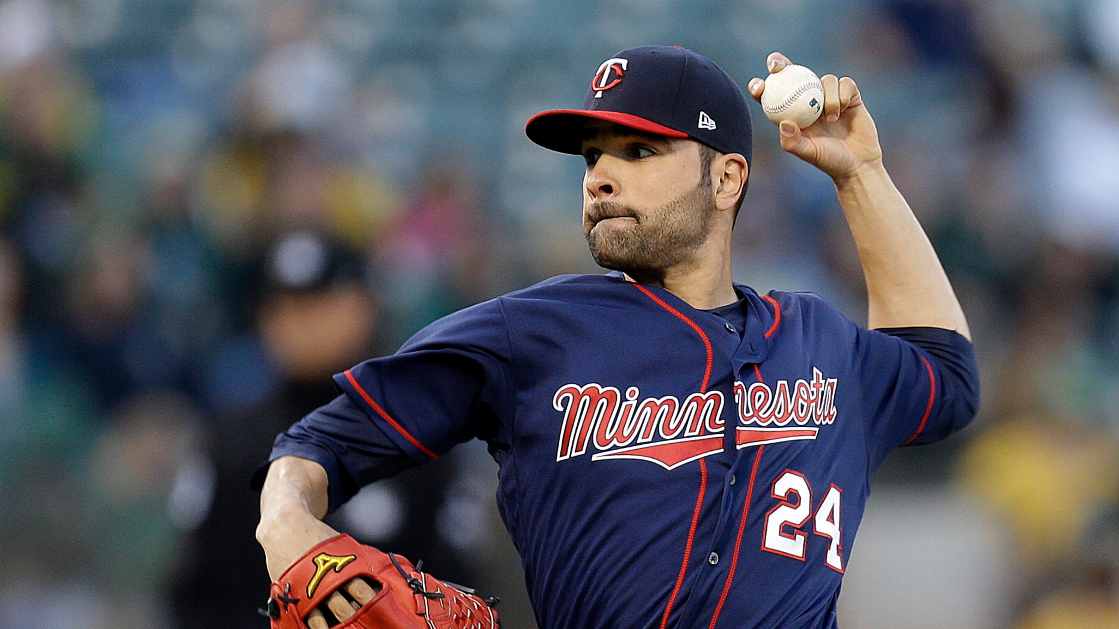 El pitcher de los Melllizos de Minnesota Jaime García lanza durante el primer inning del juego de la MLB que enfrentó a su equipo con los Atléticos de Oakland, el 28 de julio de 2017, en Oakland, California. (AP Foto/Ben Margot)
