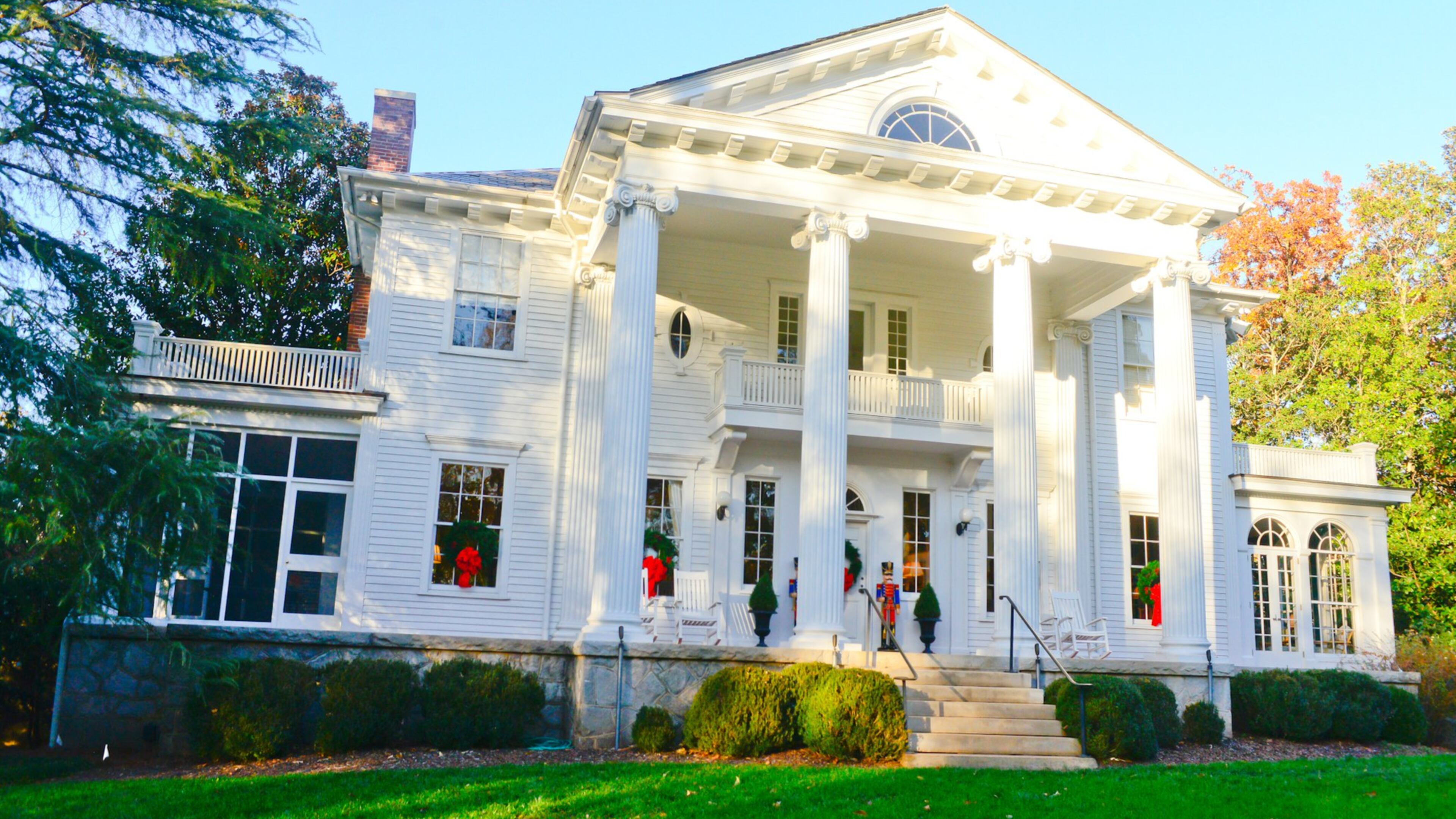 Buckhead’s Spotswood Hall was designed by architect A. Ten Eyck Brown with a two-story pedimented portico. The home, built in 1913 for Fulton County commissioner Shelby Smith, is now owned by Jack and Juanita Markwalter. The neo-classical revival mansion has about 7,000 square feet (not including the basement), five bedrooms, five full and three half baths. Text by Lori Johnston/Fast Copy News Service. (Christopher Oquendo Photography/www.ophoto)