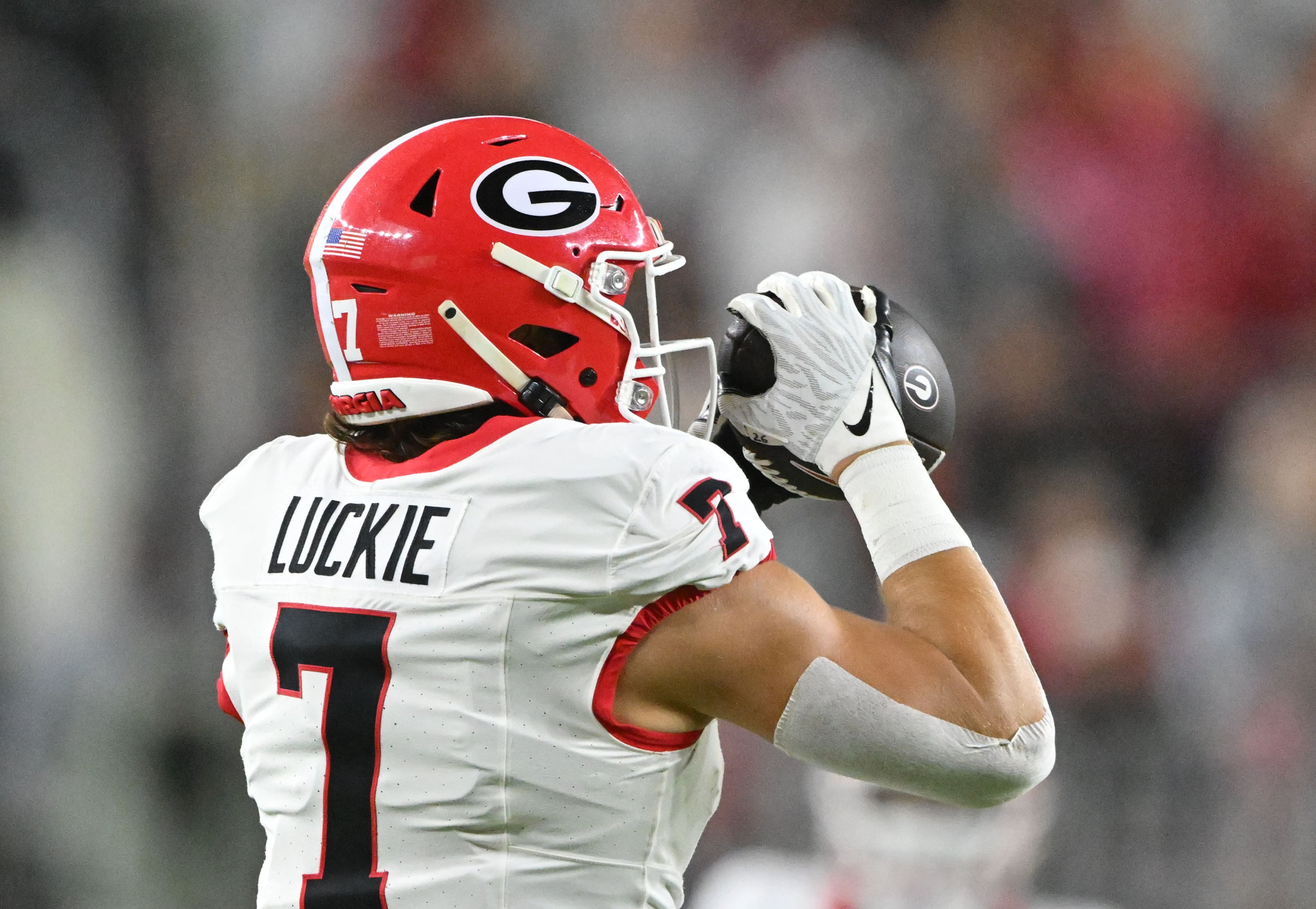 Georgia tight end Lawson Luckie makes a catch during the first half in an NCAA football game at Bryant-Denny Stadium on Saturday, Oct. 10, 2026, in Tuscaloosa, Alabama. (Hyosub Shin/AJC)