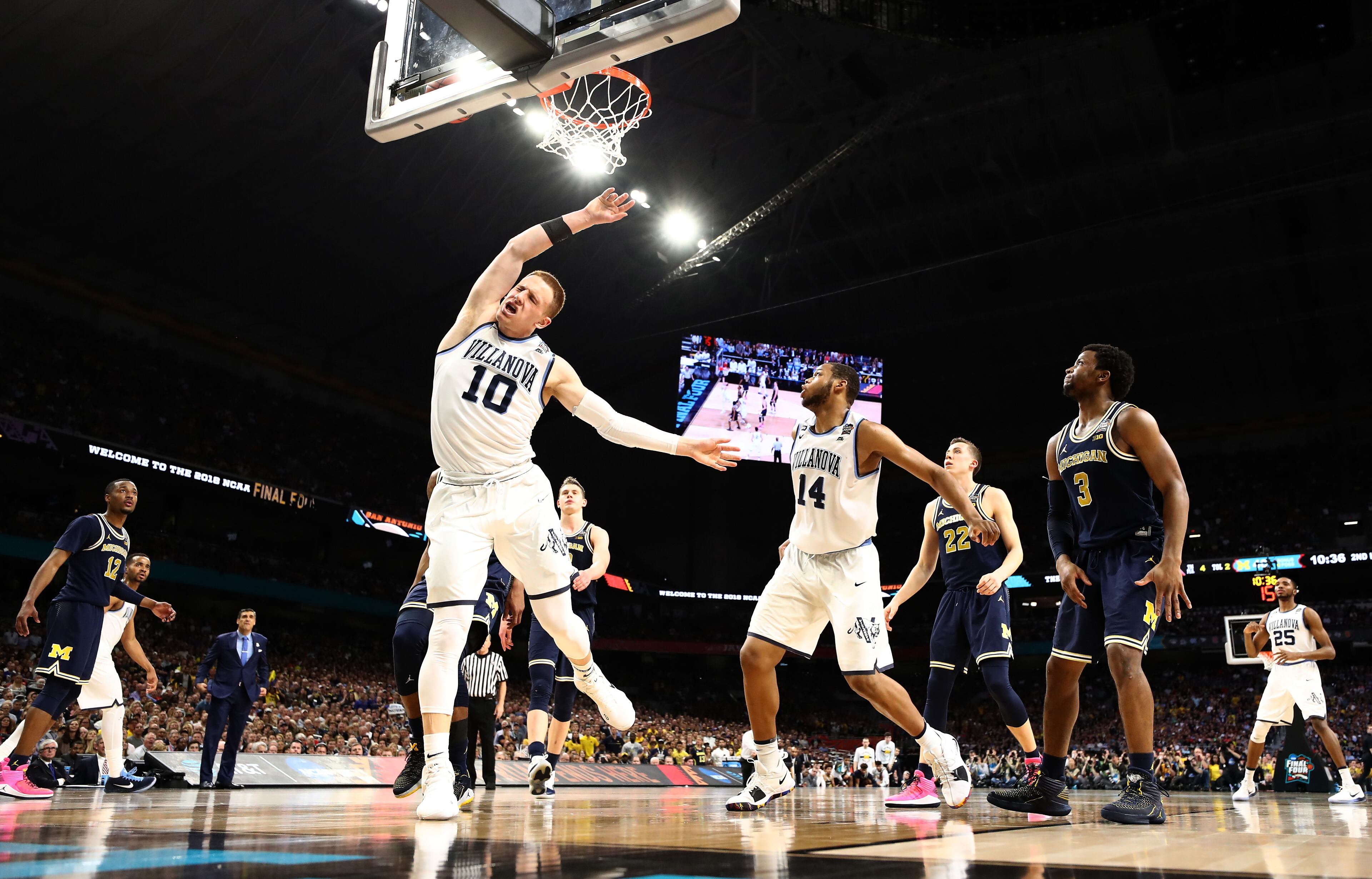 SAN ANTONIO, TX - APRIL 02: Donte DiVincenzo #10 of the Villanova Wildcats drives to the basket in the second half against the Michigan Wolverines during the 2018 NCAA Men's Final Four National Championship game at the Alamodome on April 2, 2018 in San Antonio, Texas. (Photo by Ronald Martinez/Getty Images)