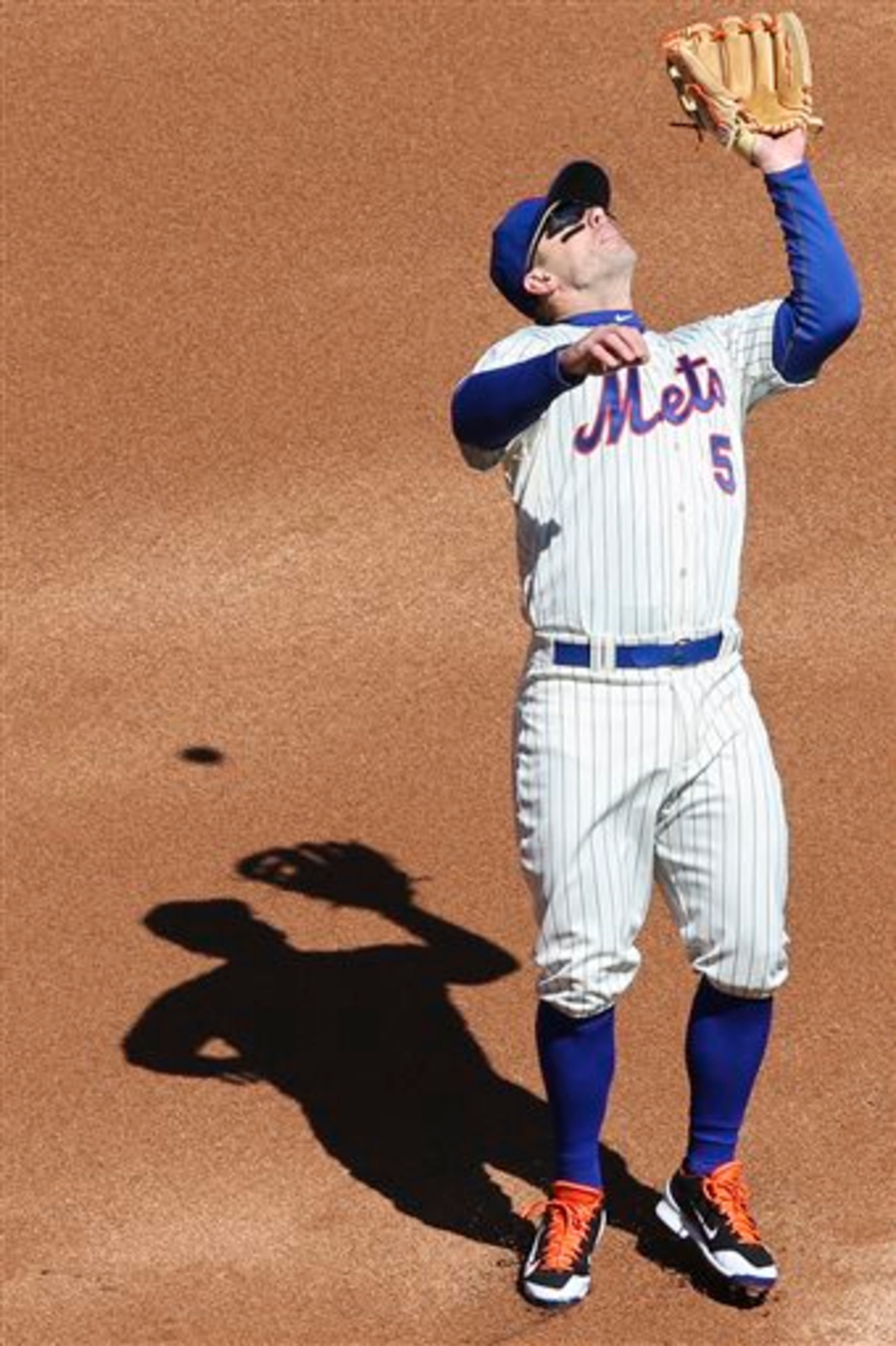 New York Mets third baseman David Wright catches a fly ball for an out in the first inning of a baseball game against the Washington Nationals on opening day at Citi Field, Monday, March 31, 2014, in New York. (AP Photo/John Minchillo)