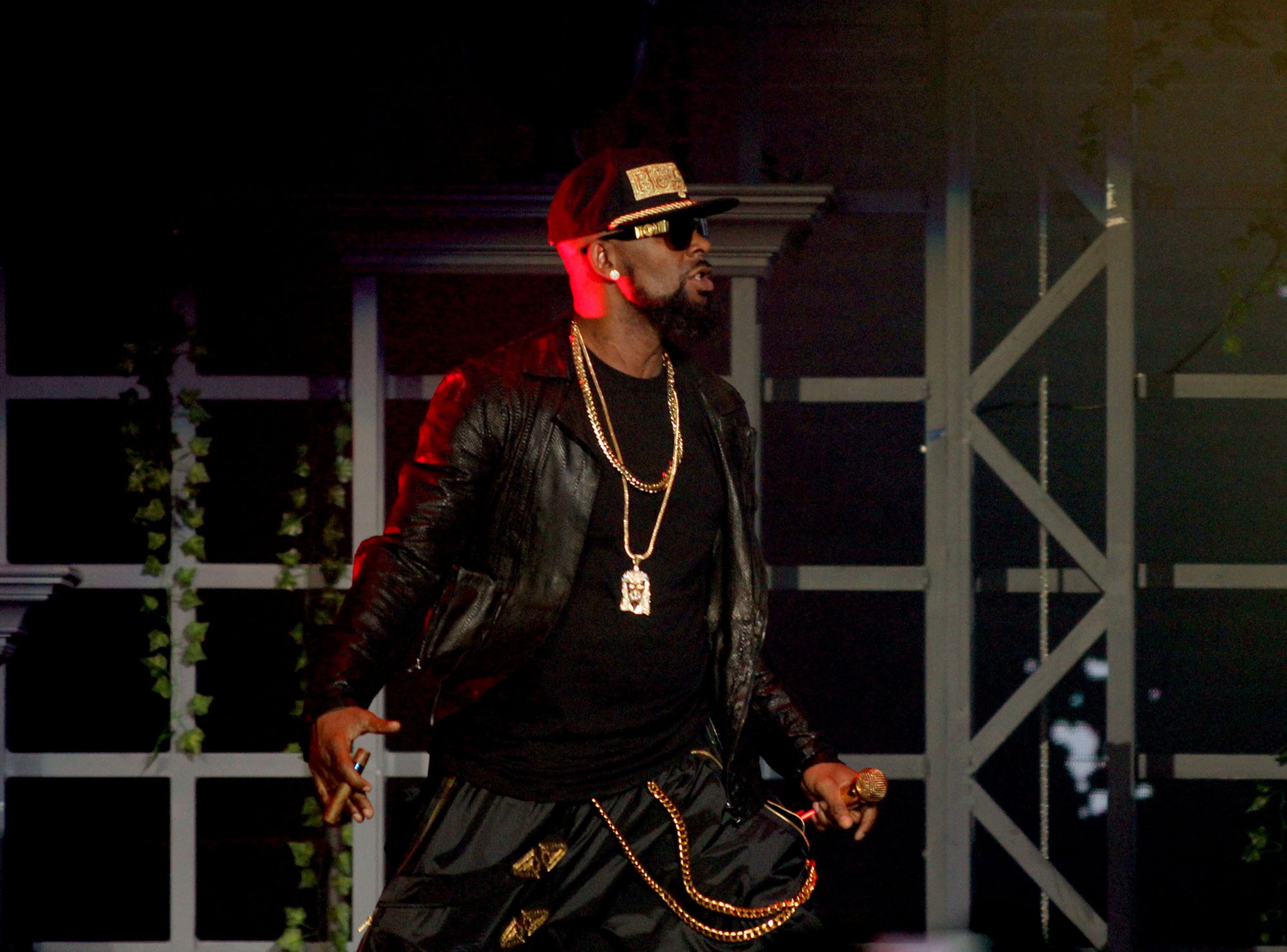 R. Kelly, starts off his performance introducing cuts from his newest album "The Buffet," and a mix of other hits like "Make it Rain," from a collaboration with Fat Joe and "My Story" from his "Black Panties," album .