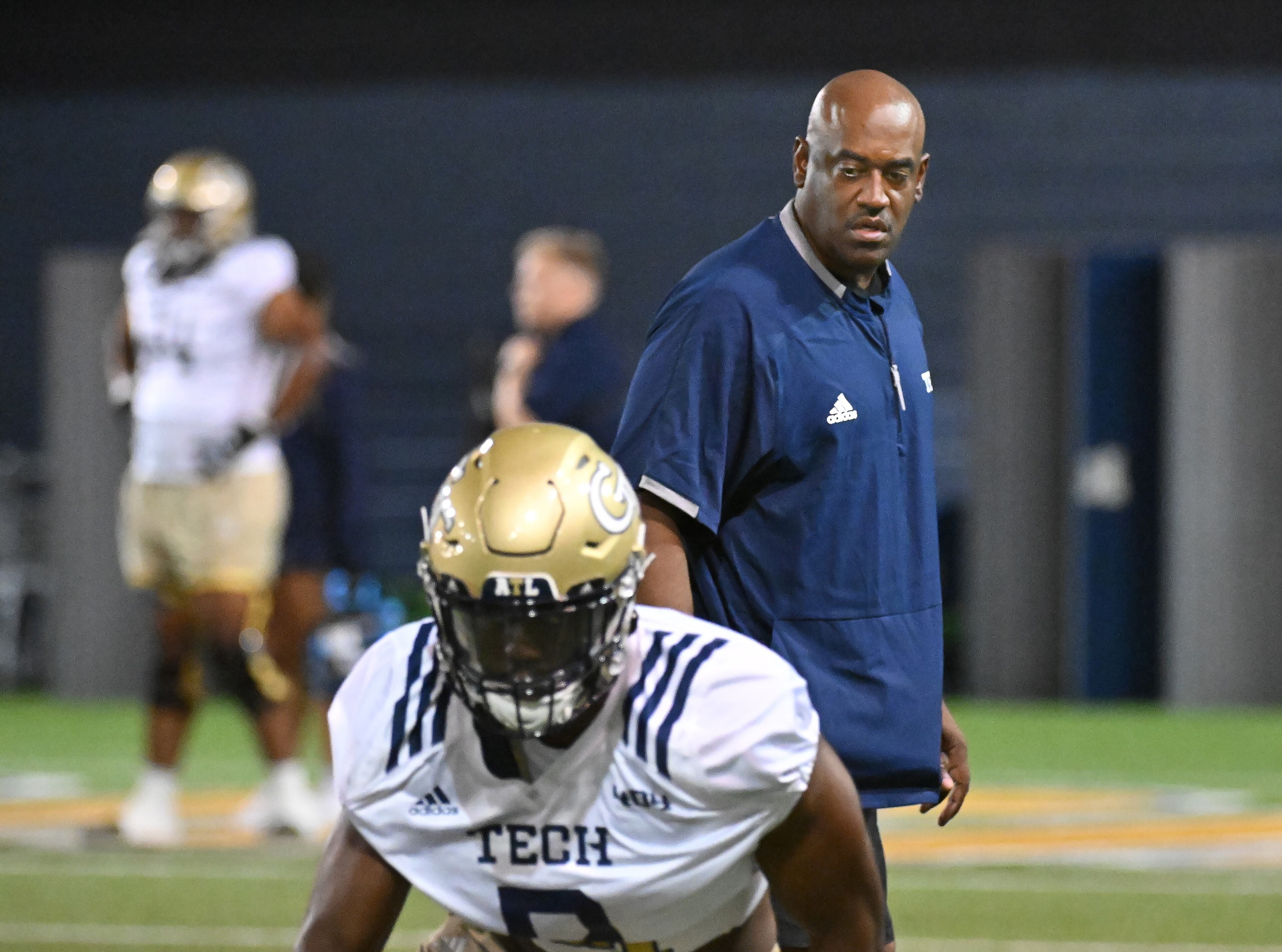 Wide Receivers coach Del Alexander instructs during the first football practice of the season at Rose Bowl Field on Georgia Tech Campus in Atlanta on Friday, August 5, 2022. (Hyosub Shin / Hyosub.Shin@ajc.com)