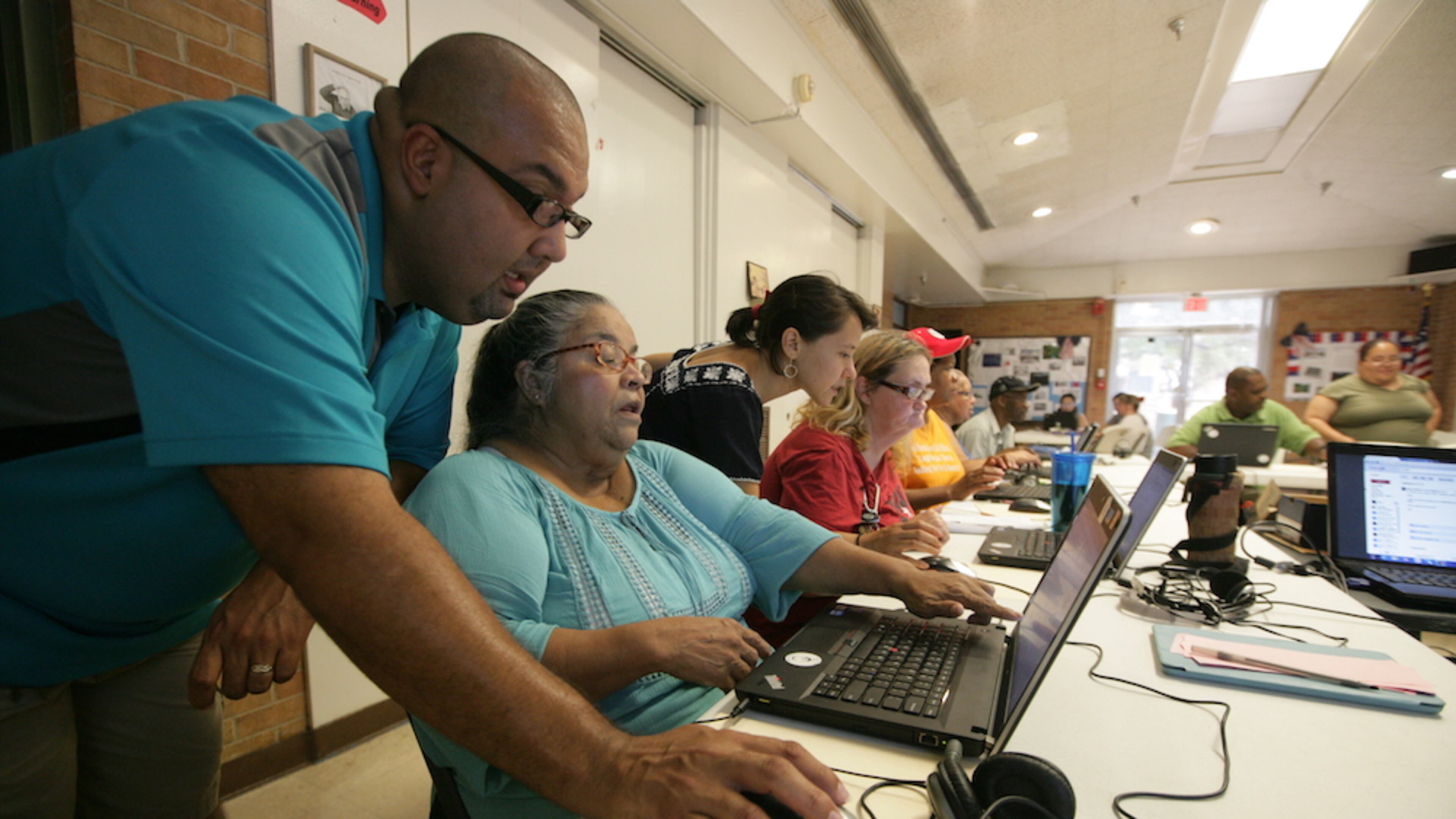 08/12/15 MARLON SORTO / AHORA SI
Staff members of Austin Free-Net held a computer training with low-income residents in Lakeside Apartments, on Wednesday, August 12, 2015.
Austin Free-Net is one of many local organizations and agencies that work to close the digital gap which affects specially to Latinos and African Americans.
A study commissioned by the city of Austin this year revealed that over 50,000 AusteniteÃs do not use the Internet, which may translate into lost opportunities for education, social and health services, and local participation.
The relatively few people in the sample (8%, or 153) who do not use the Internet tend to be older, less well educated, and somewhat more female. There are higher percentages of Hispanics (53.6%) and White non-Hispanics (26%) than other racial/ethnic groups who are not using the Internet. The 8% represents about 52,805 people within AustinÃs adult population (estimated by the 2012 American Community Survey to be 660,065).