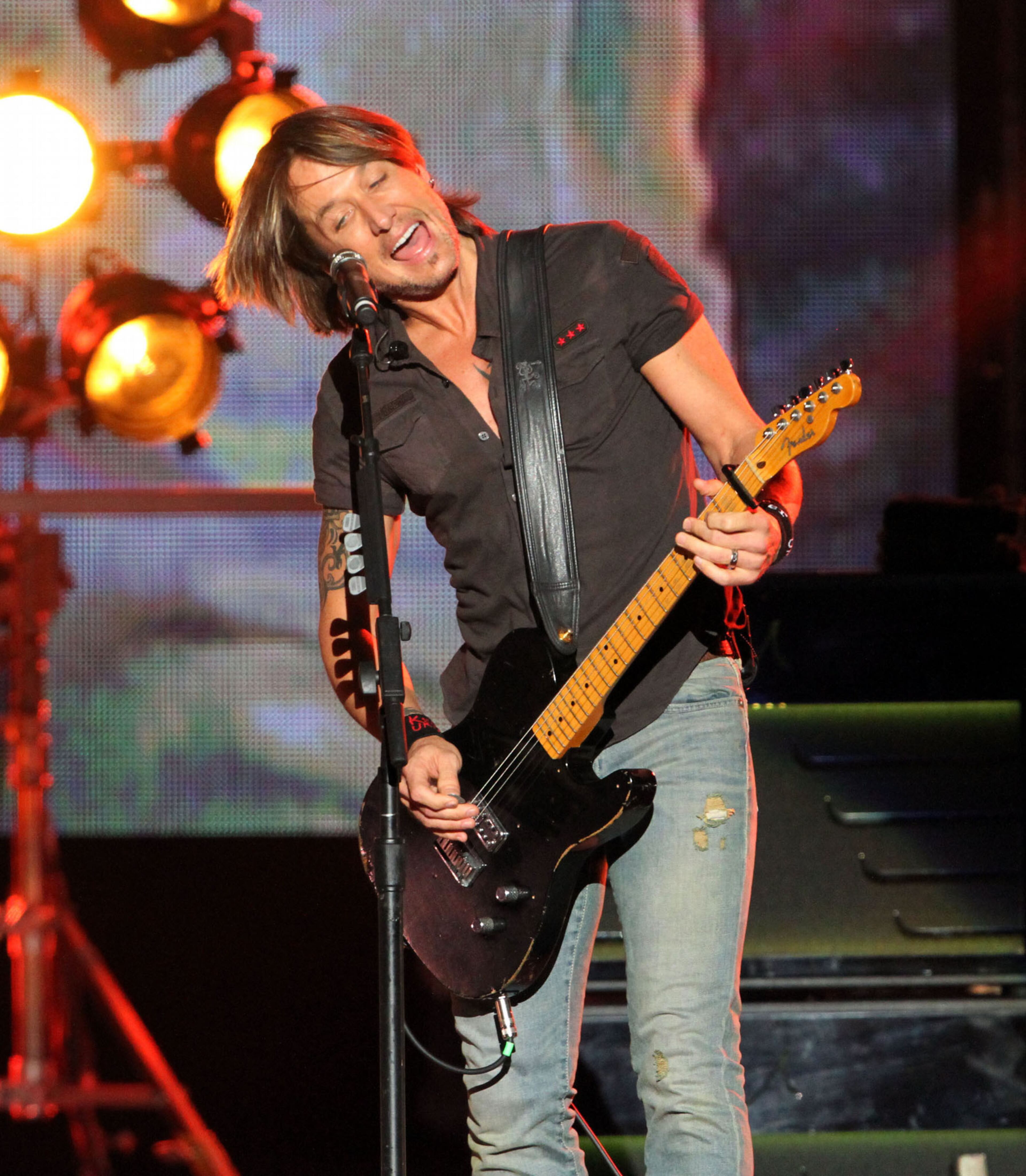 Urban performs "Sweet Thing."