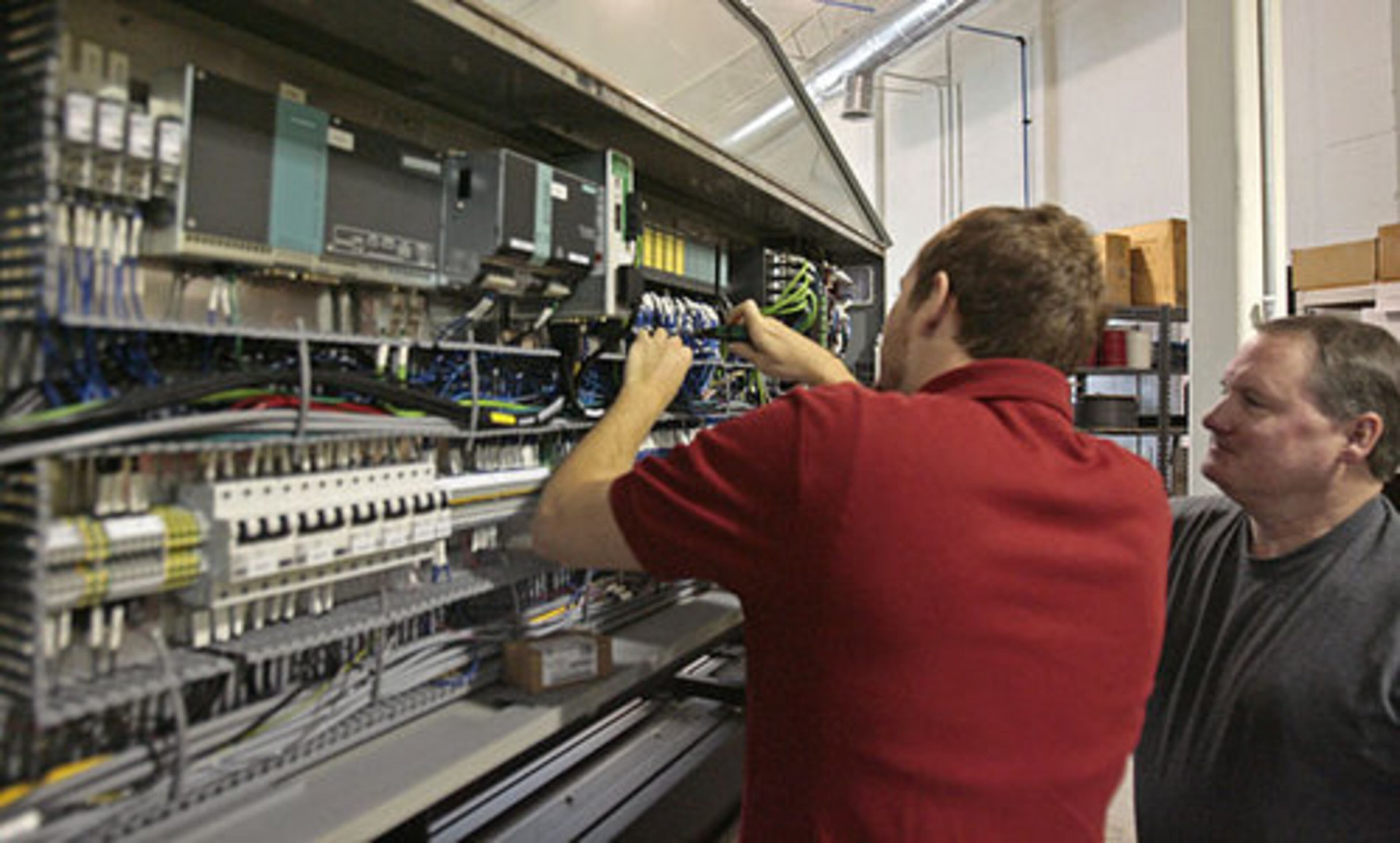 The CAMotion LDP100 robot handles heavy magazine "logs," or bundled magazine sections, prior to the binding process.