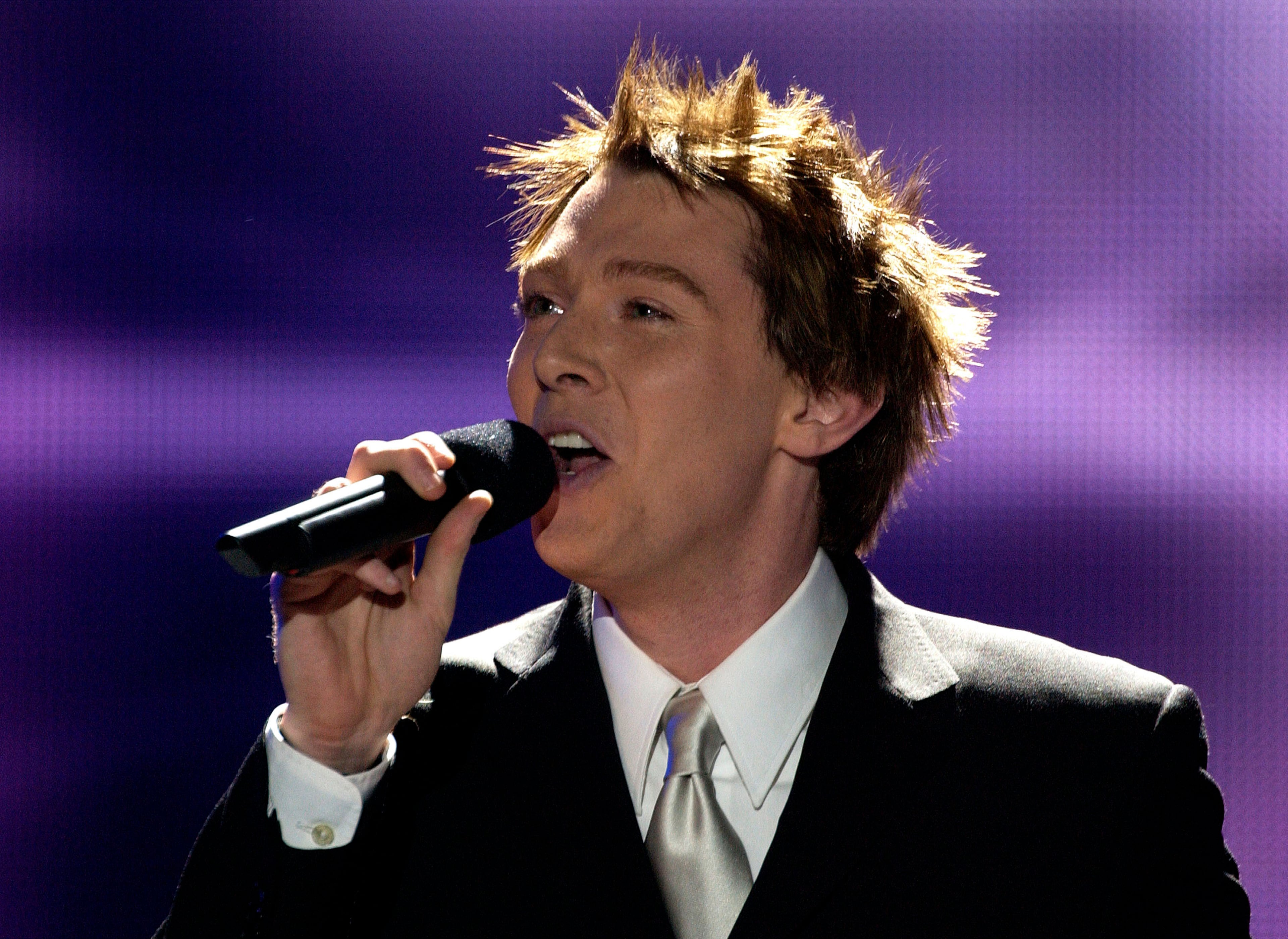 BURBANK, CA - MAY 20: American Idol finalist Clay Aiken performs at the broadcast of the show's final competition on May 20, 2003 at the Universal Amphitheatre in Burbank, California. (Photo by Vince Bucci/Getty Images)