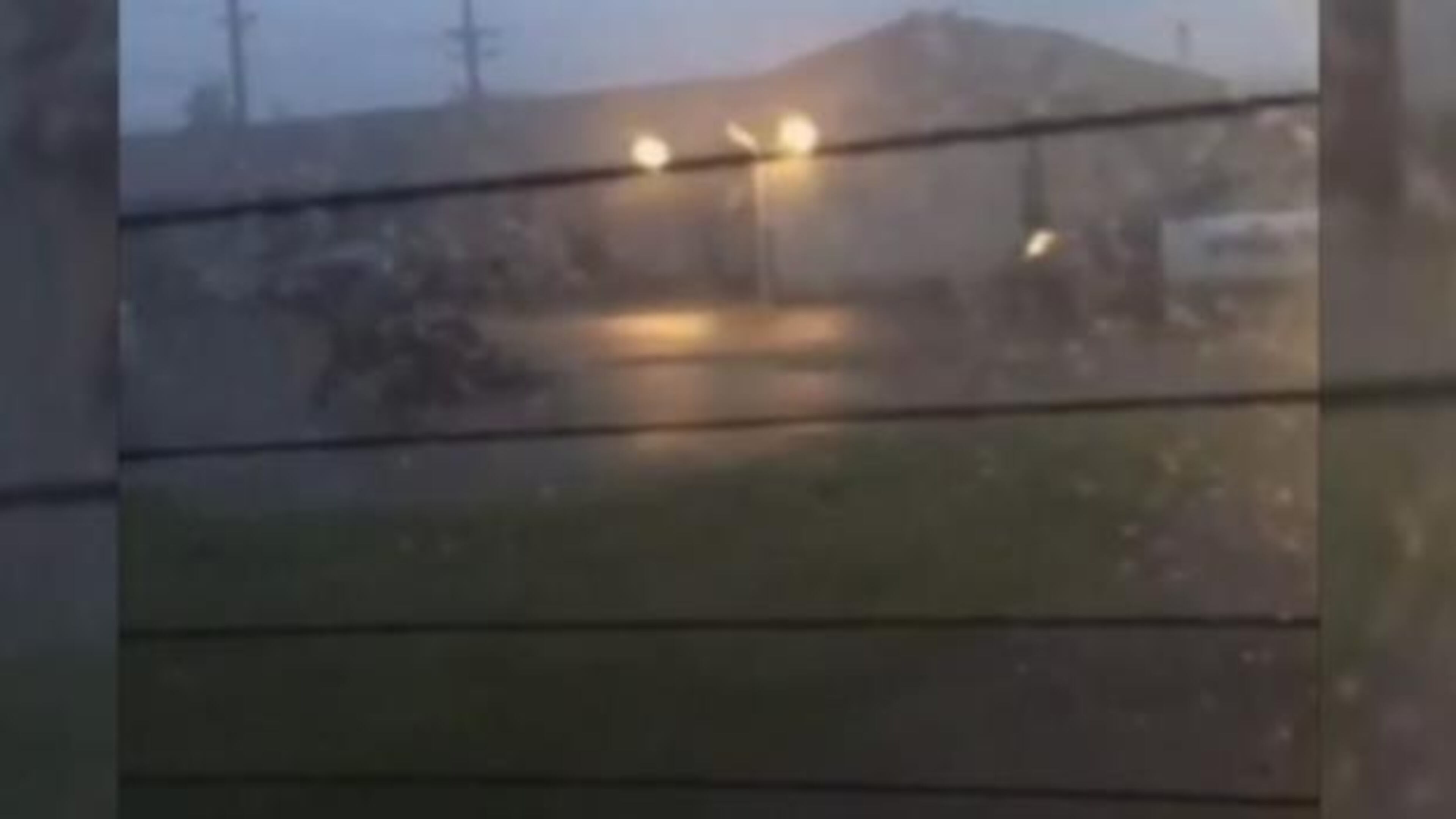 An encounter in Aberdeen was defused thanks to the help of a man who aided a police officer.