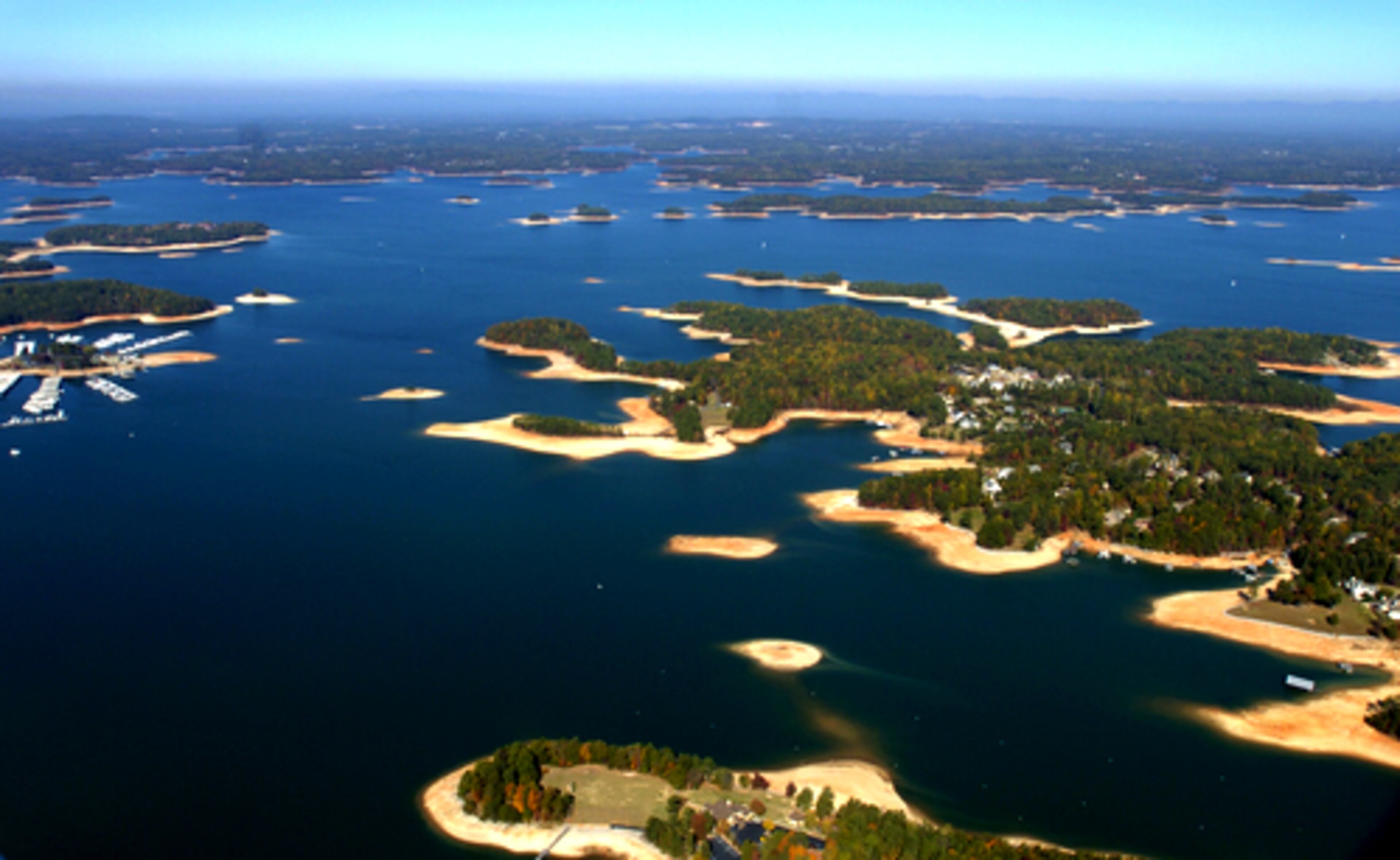Three governors - Georgia's Sonny Perdue, Alabama's Bob Riley and Florida's Charlie Crist - agreed during a private lunch with the U.S. secretary of the interior and the chairman of the White House's Council on Environmental Quality to reach a comprehensive agreement by early next year.
