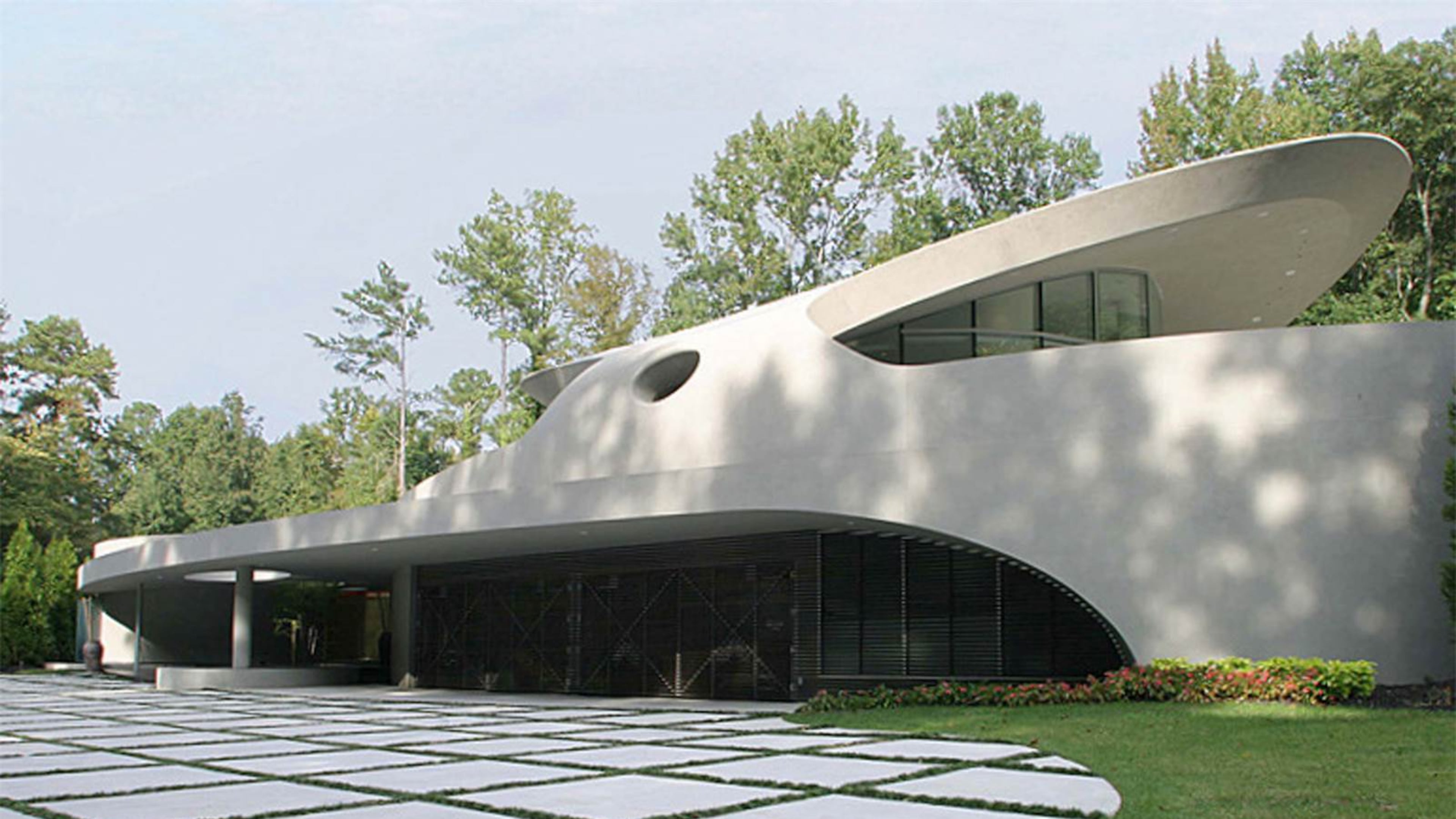 Music producer Dallas Austin's modern masterpiece was designed by architect Michael Czyzs of Architropolis.