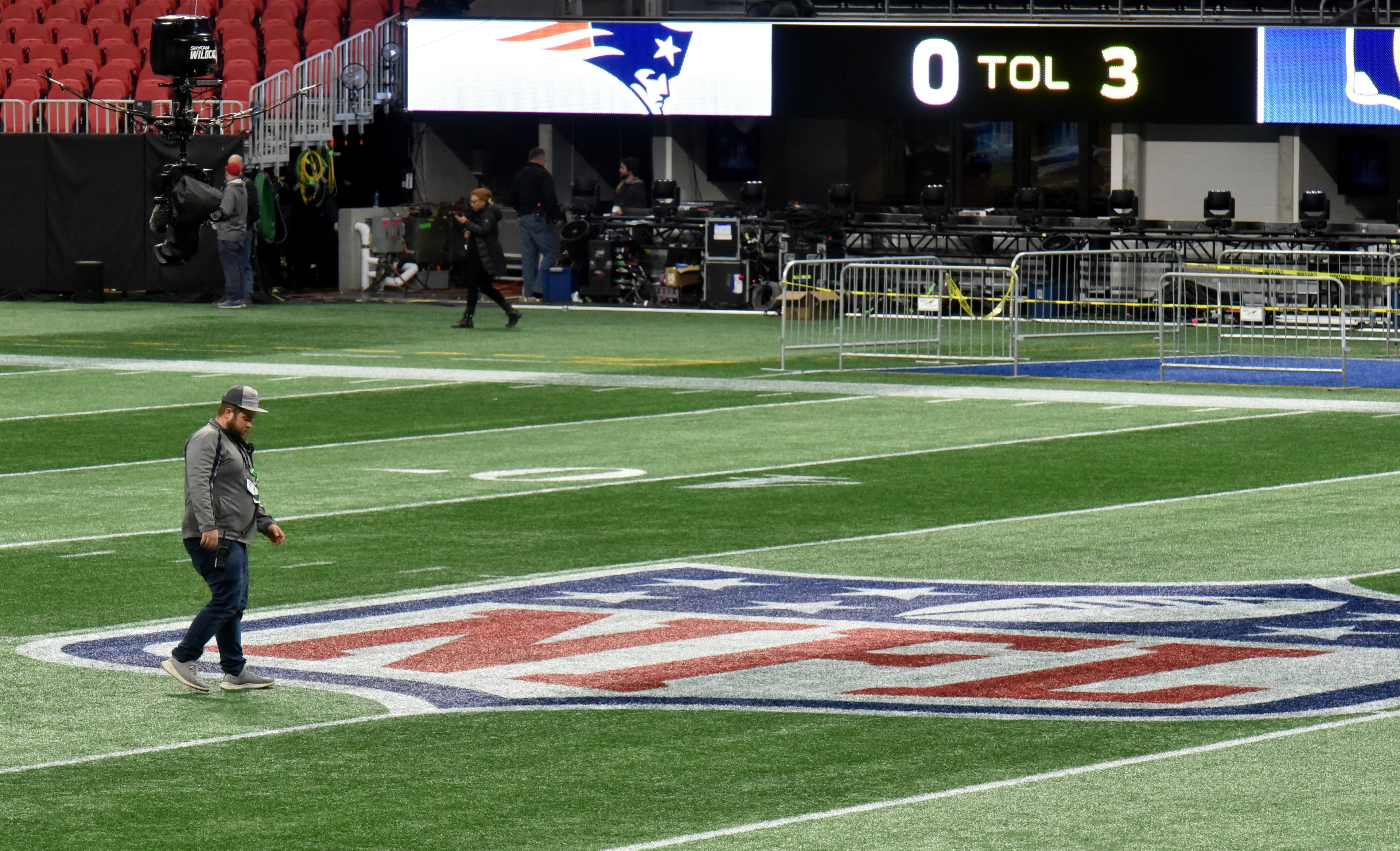 January 29, 2019 Atlanta - Stadium crew works inside Mercedes-Benz Stadium getting it ready for the Super Bowl LIII between New England Patriots and Los Angeles Rams on Tuesday, January 29, 2019. HYOSUB SHIN / HSHIN@AJC.COM