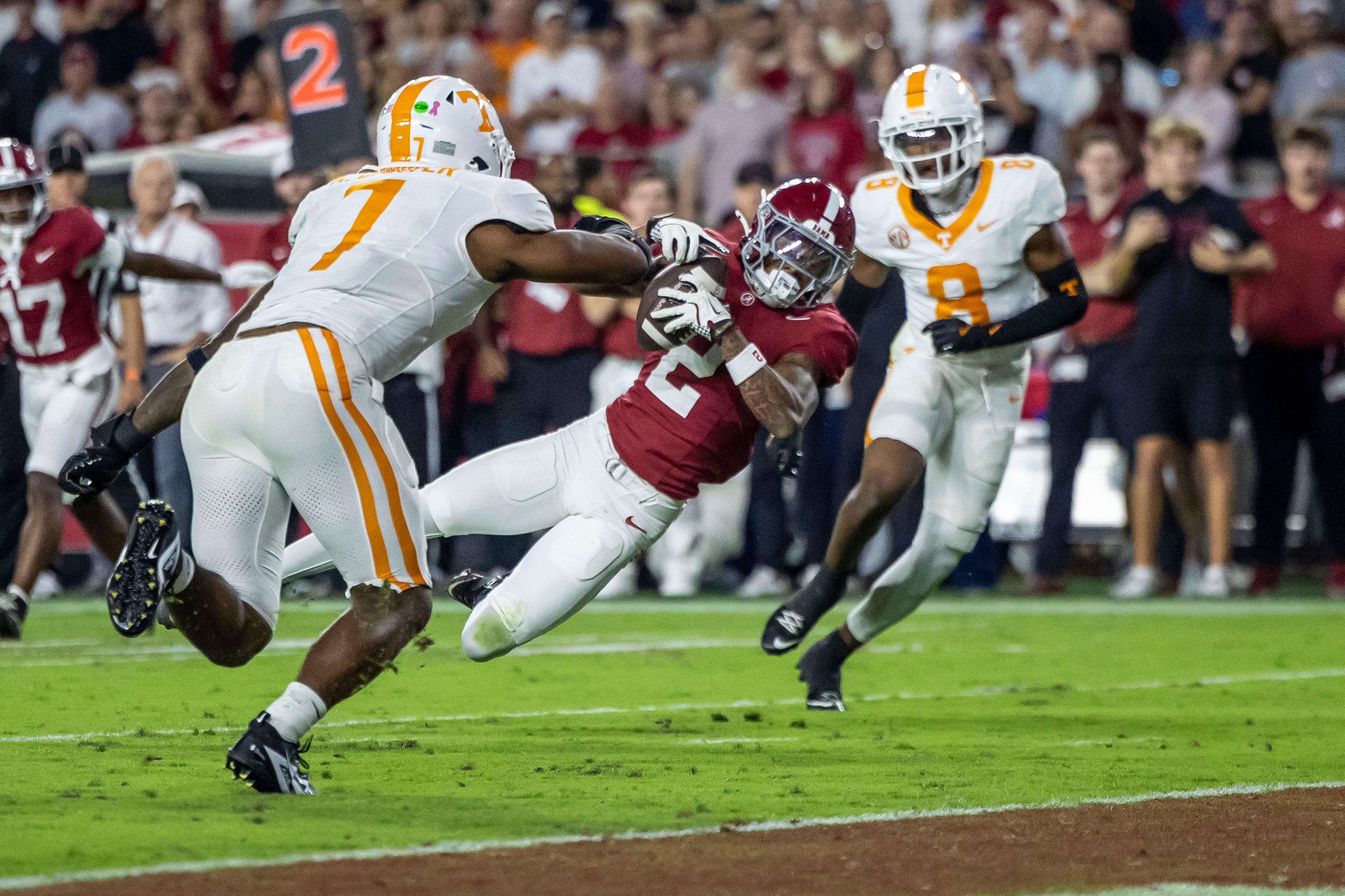 Tennessee linebacker Arion Carter wears lucky No. 7. (Vasha Hunt/AP)