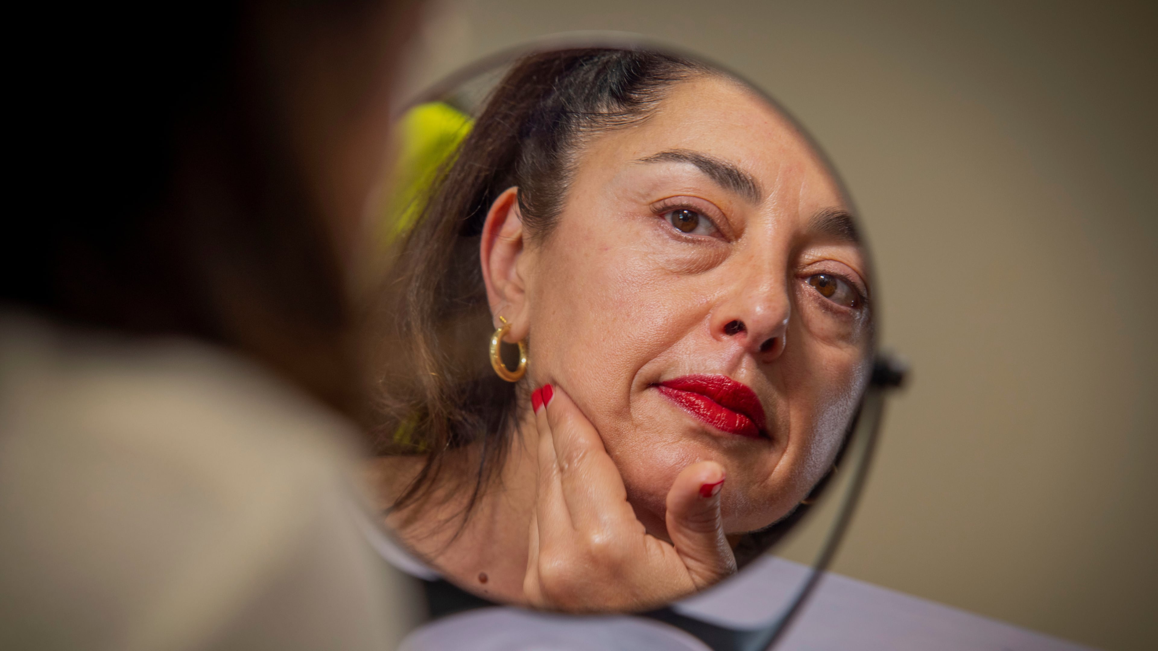 Deborah Borg discusses how to pull off the no makeup makeup look at the women's clothing store Dalya in New York. (Andy Kropa/Invision/AP 2025)