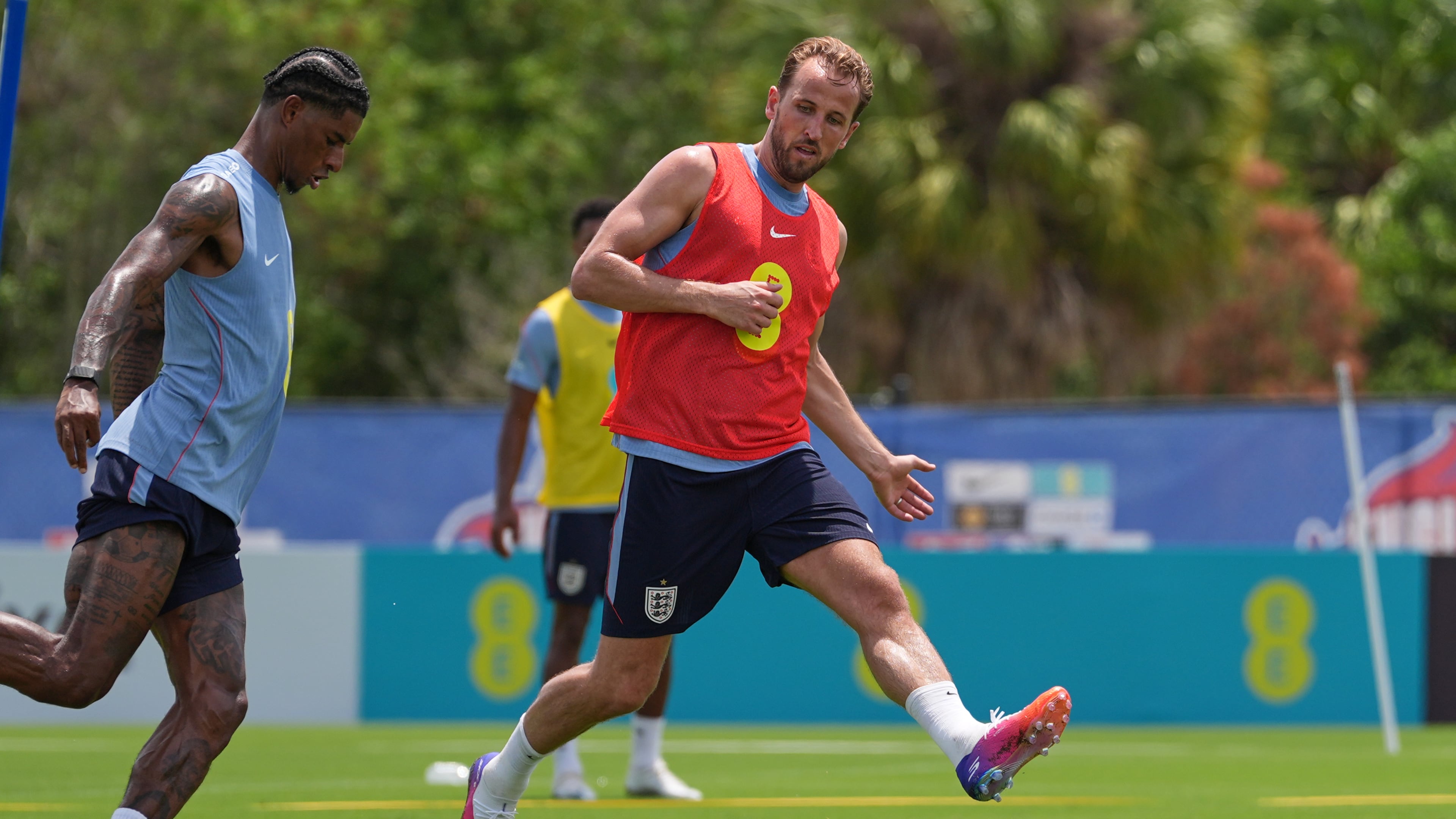 England forwards Harry Kane, right, and Marcus Rashford work out during a training session for the national soccer team in Palm Beach Gardens, Fla., Tuesday, June 2, 2026, ahead of the World Cup soccer tournament. (AP Photo/Rebecca Blackwell)
