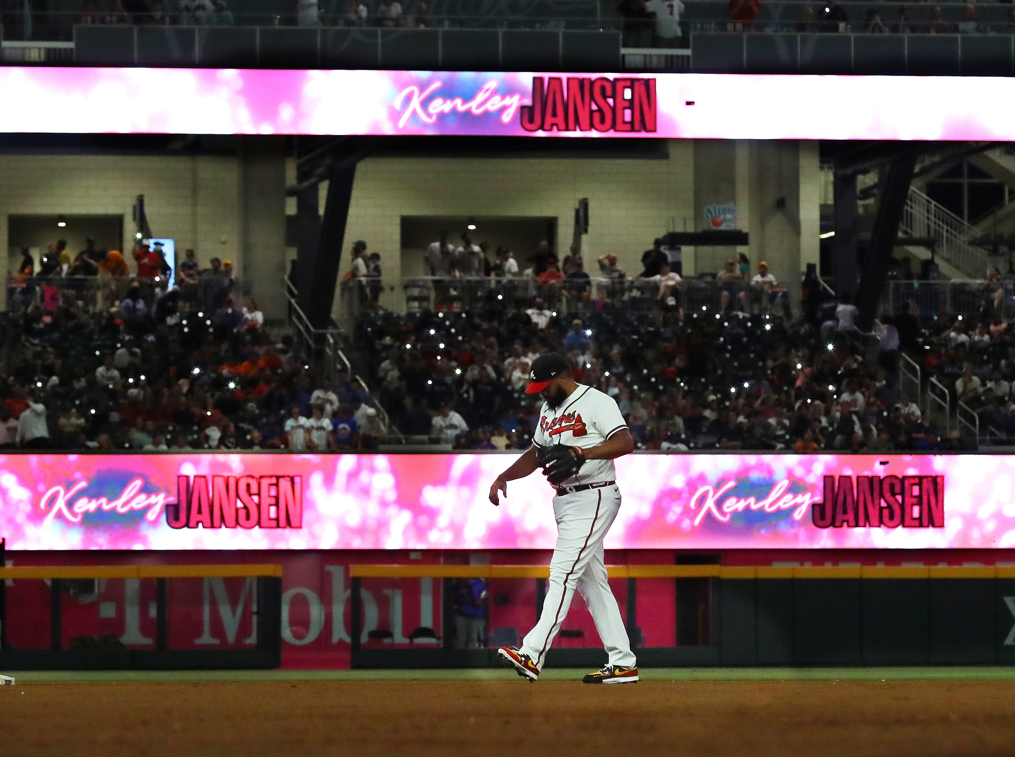 081822 Atlanta: Atlanta Braves pitcher Kenley Jansen comes in to close out the New York Mets during the ninth inning to hold on to the 3-2 victory in a MLB baseball game on Thursday, August 18, 2022, in Atlanta. “Curtis Compton / Curtis Compton@ajc.com