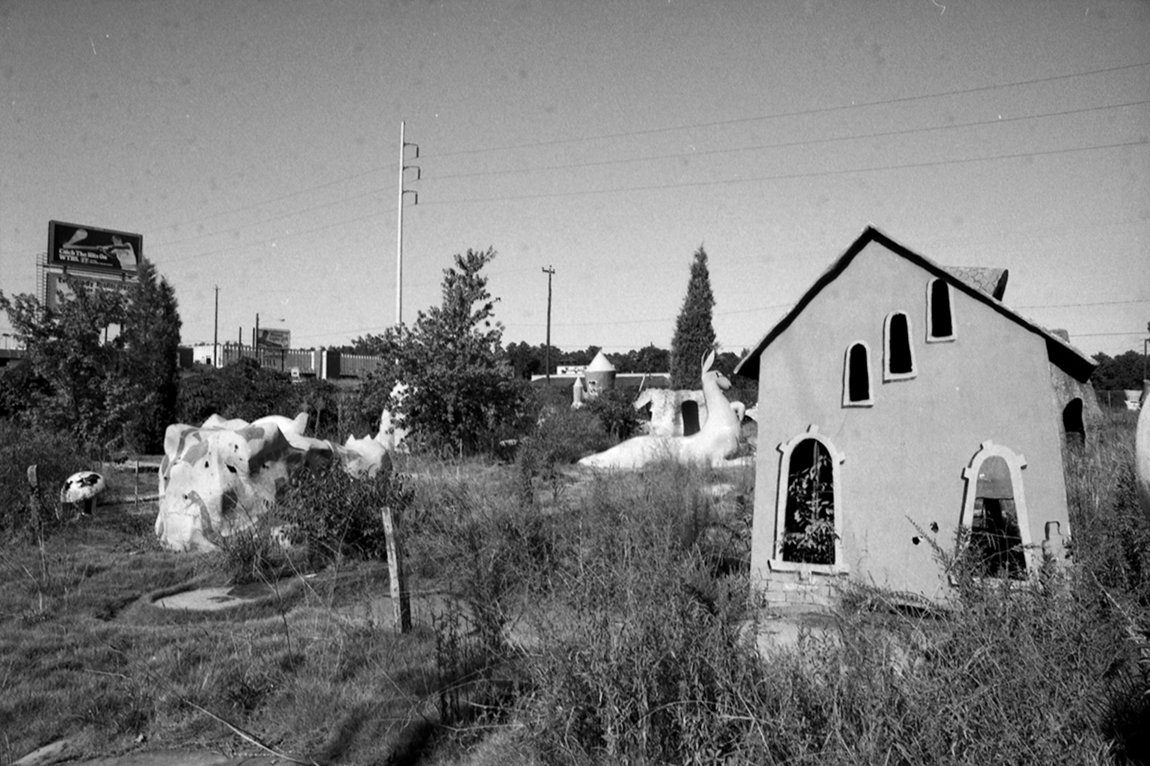 In 1981, many of the Funtown mini golf structures were still intact, even if they were in pretty bad shape. (W.A. Bridges AJC Collection at the GSU Library, AJCNS1981-07-21c)