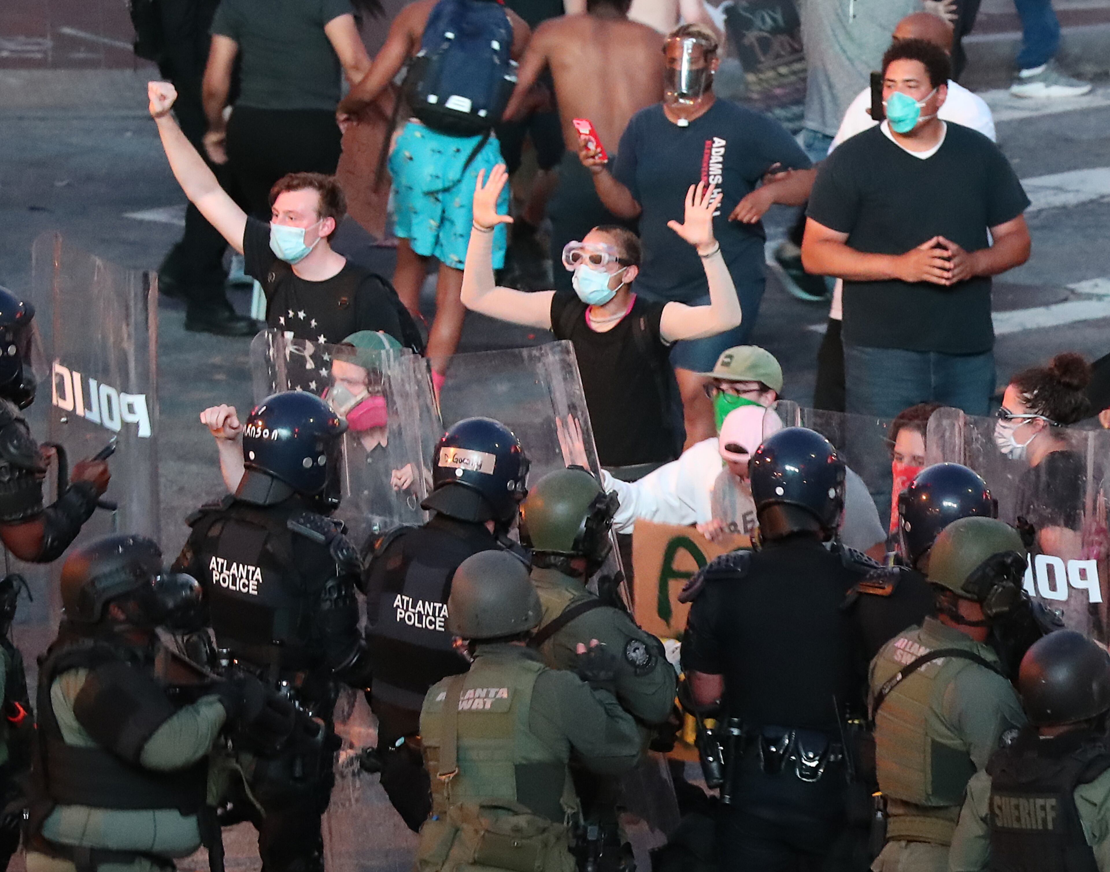 060220 Atlanta: Law enforcement officials and Georgia Army National Guard soldiers advance on protesters on Centennial Olympic Park Drive outside the CNN Center at Olympic Park after curfew during a fifth day of protests over the death of George Floyd on Tuesday, June 2, 2020, in Atlanta. Curtis Compton ccompton@ajc.com