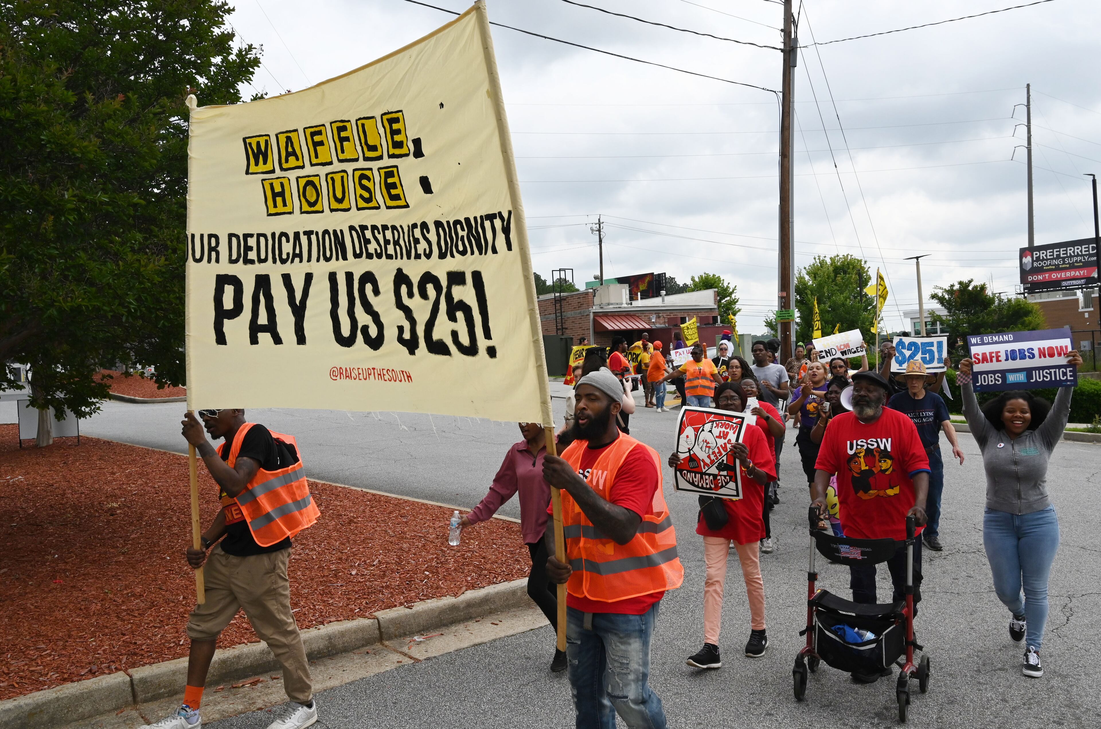 The striking employees, some of whom are USSW members, are seeking increased security, pay raises and an end to Waffle House’s mandatory meal deduction policy. (Hyosub Shin/AJC)