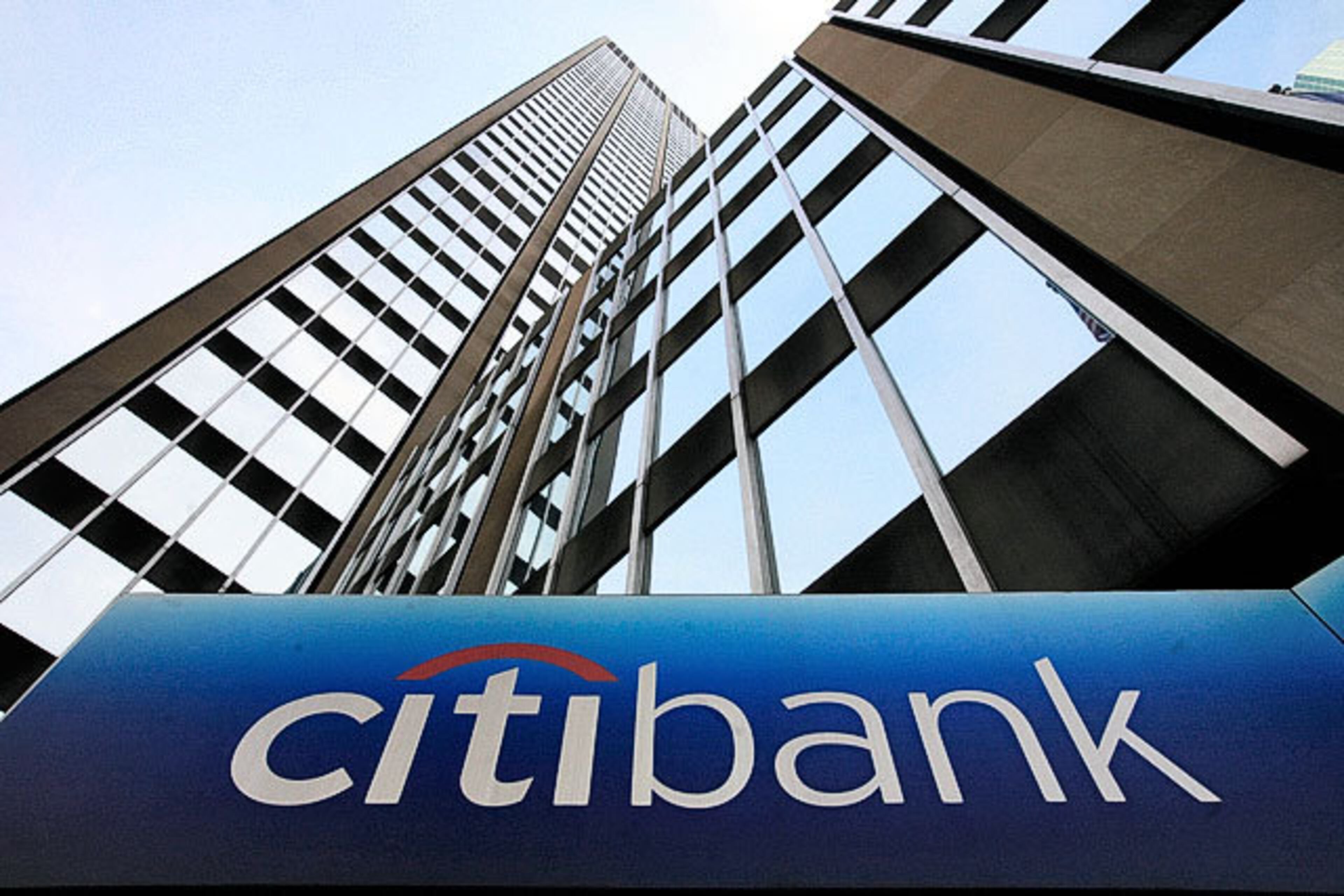 Citibank, with $240 billion in charges, received a complaint score of 10,55 for 2,532 complaints per $1 billion in card charges. Top three complaints: Billing disputes, APR or interest rate, account closure.