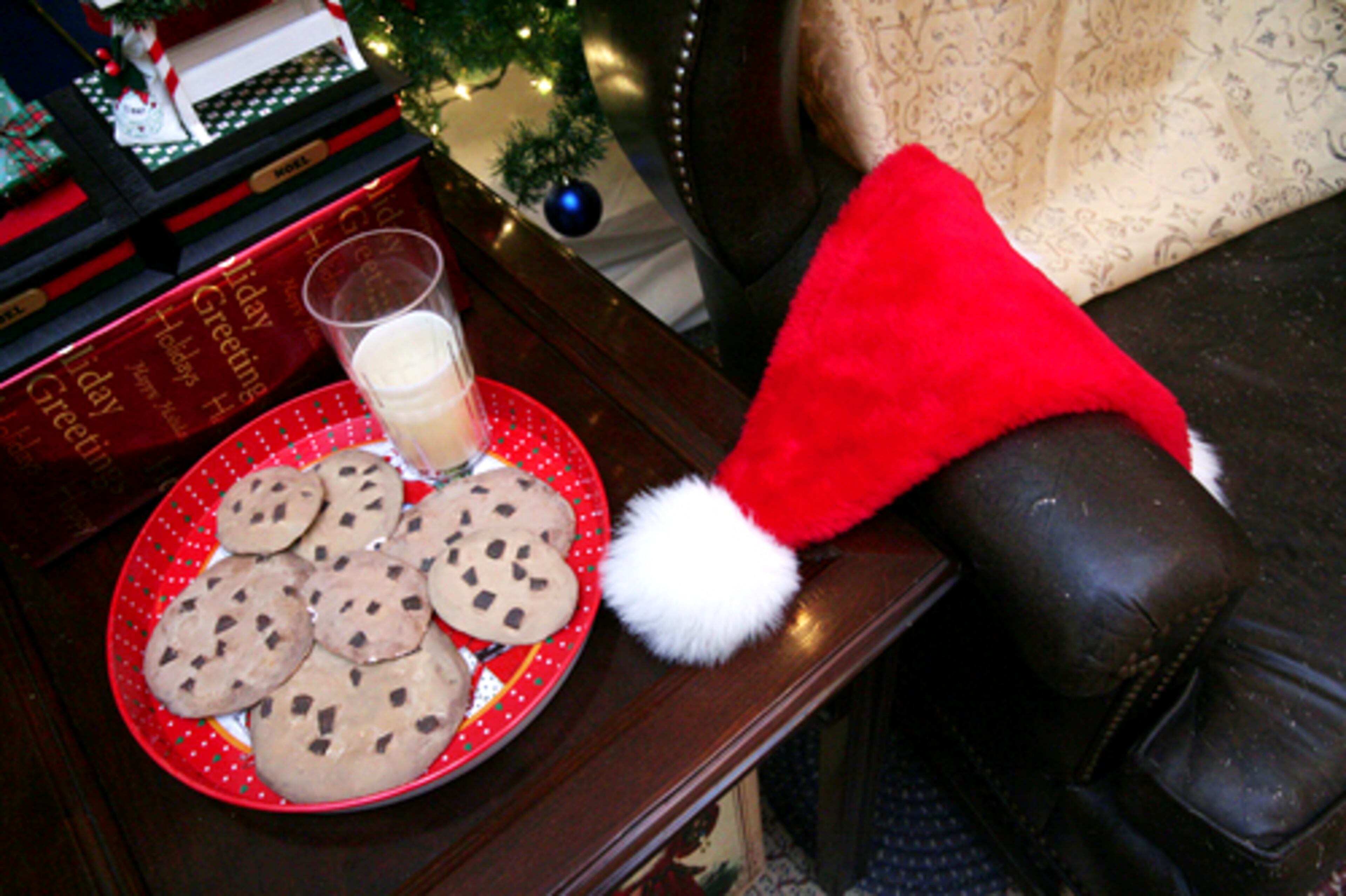 Ol' St. Nick himself will arrive at the courthouse during the treelighting ceremony on Thanksgiving night. A tray of milk and cookies waits his arrival.