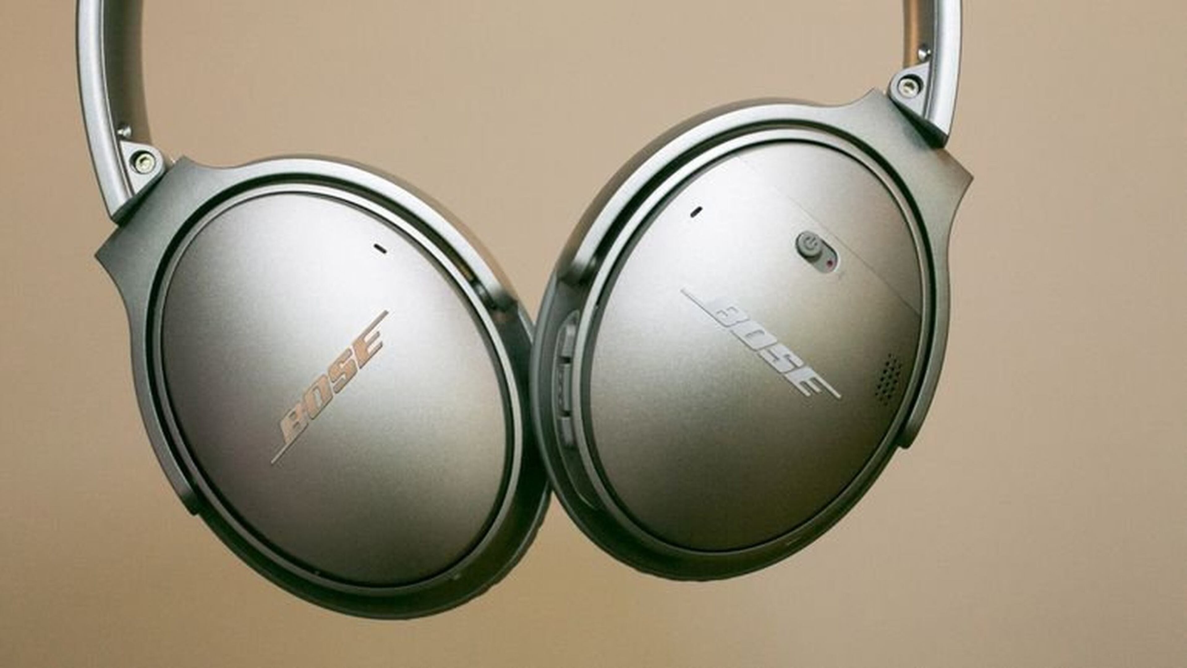 The Bose QuietComfort 35 combines top-of-the-line active-noise canceling with wireless Bluetooth operation in an extra-comfortable, fold-up design. (Handout/TNS)