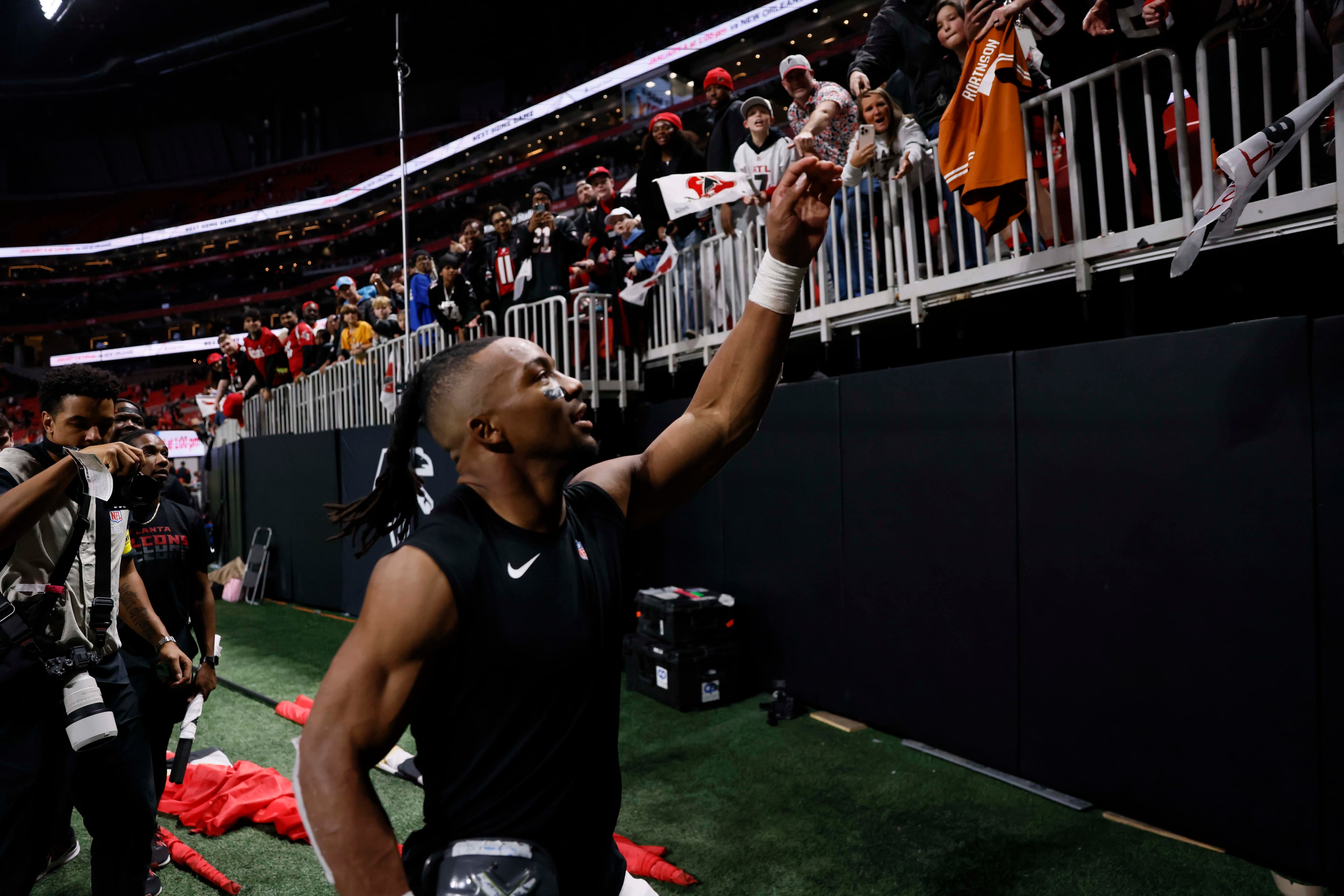 Atlanta Falcons running back Bijan Robinson (7) greets fans as he walks off the field after defeating the Los Angeles Rams 27-24 at Mercedes-Benz Stadium in Atlanta on Monday, Dec. 29, 2025. (Miguel Martinez/ AJC)