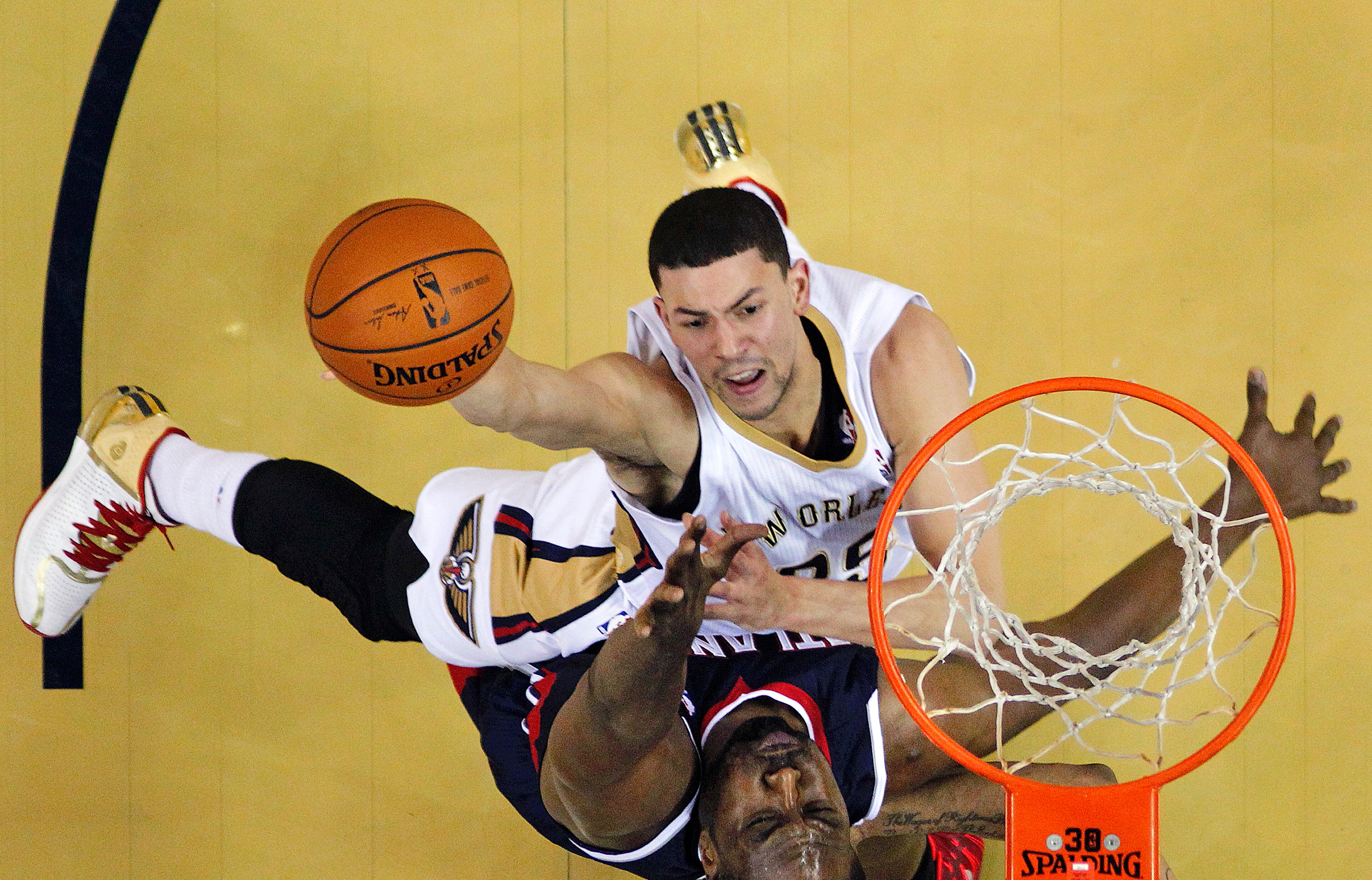 New Orleans Pelicans shooting guard Austin Rivers (25) goes to the basket against Atlanta Hawks shooting guard Louis Williams, bottom, in the first half of an NBA basketball game in New Orleans, Wednesday, Feb. 5, 2014. (AP Photo/Gerald Herbert)