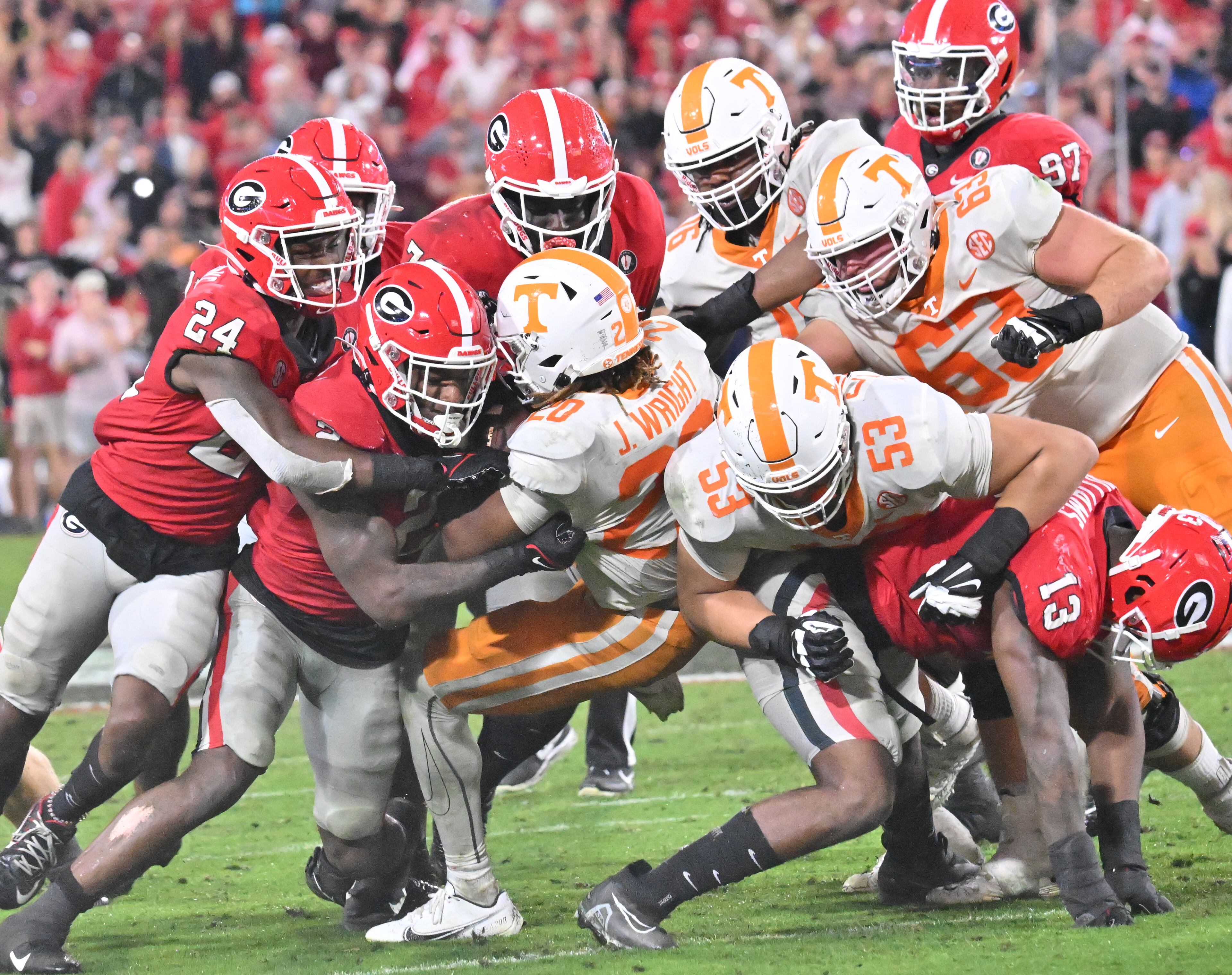 Tennessee's running back Jaylen Wright (20) is brought down by Georgia defensive players. (Hyosub Shin / Hyosub.Shin@ajc.com)