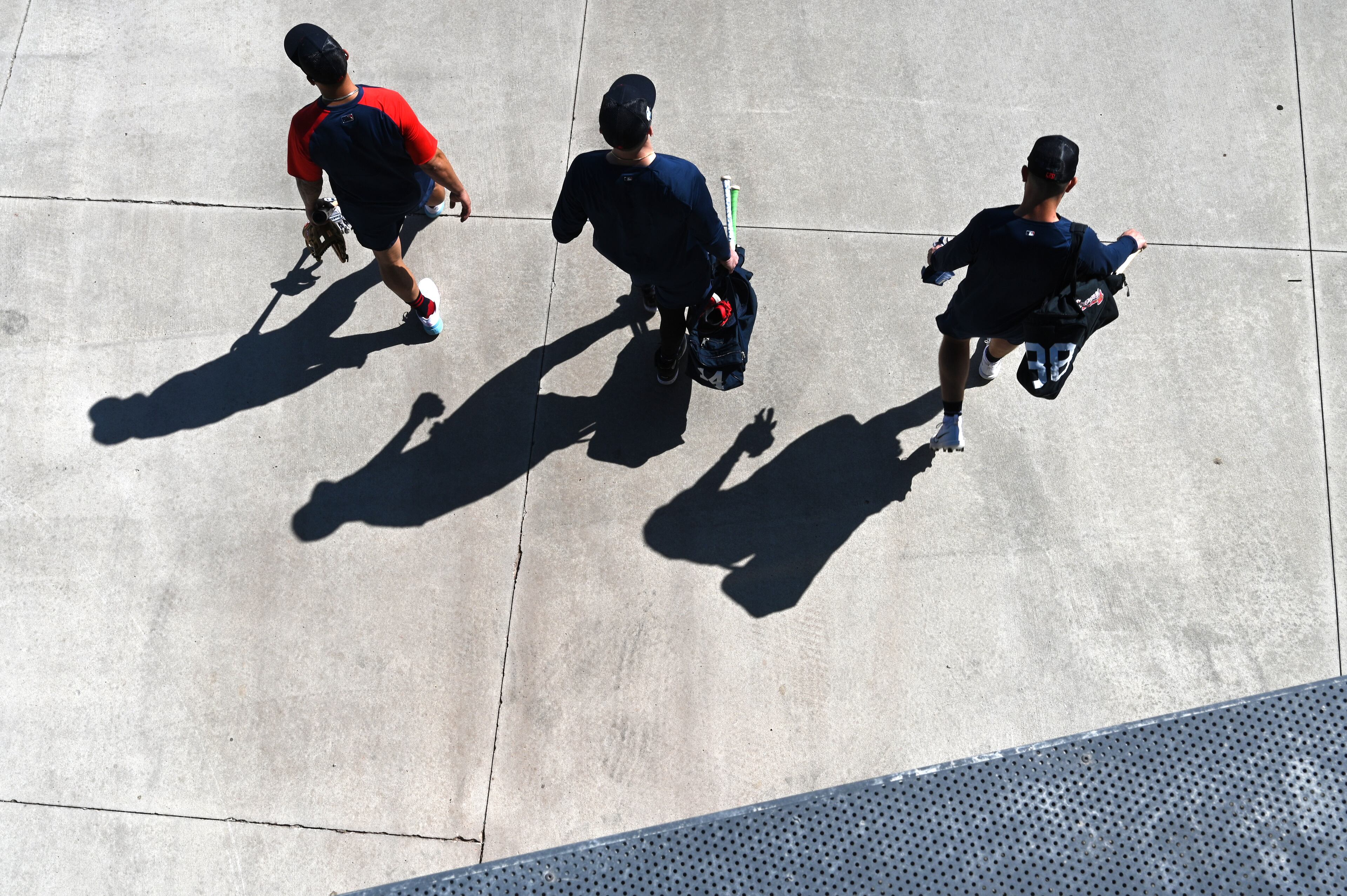 Atlanta Braves players leave after batting practice. (Hyosub Shin / Hyosub.Shin@ajc.com)