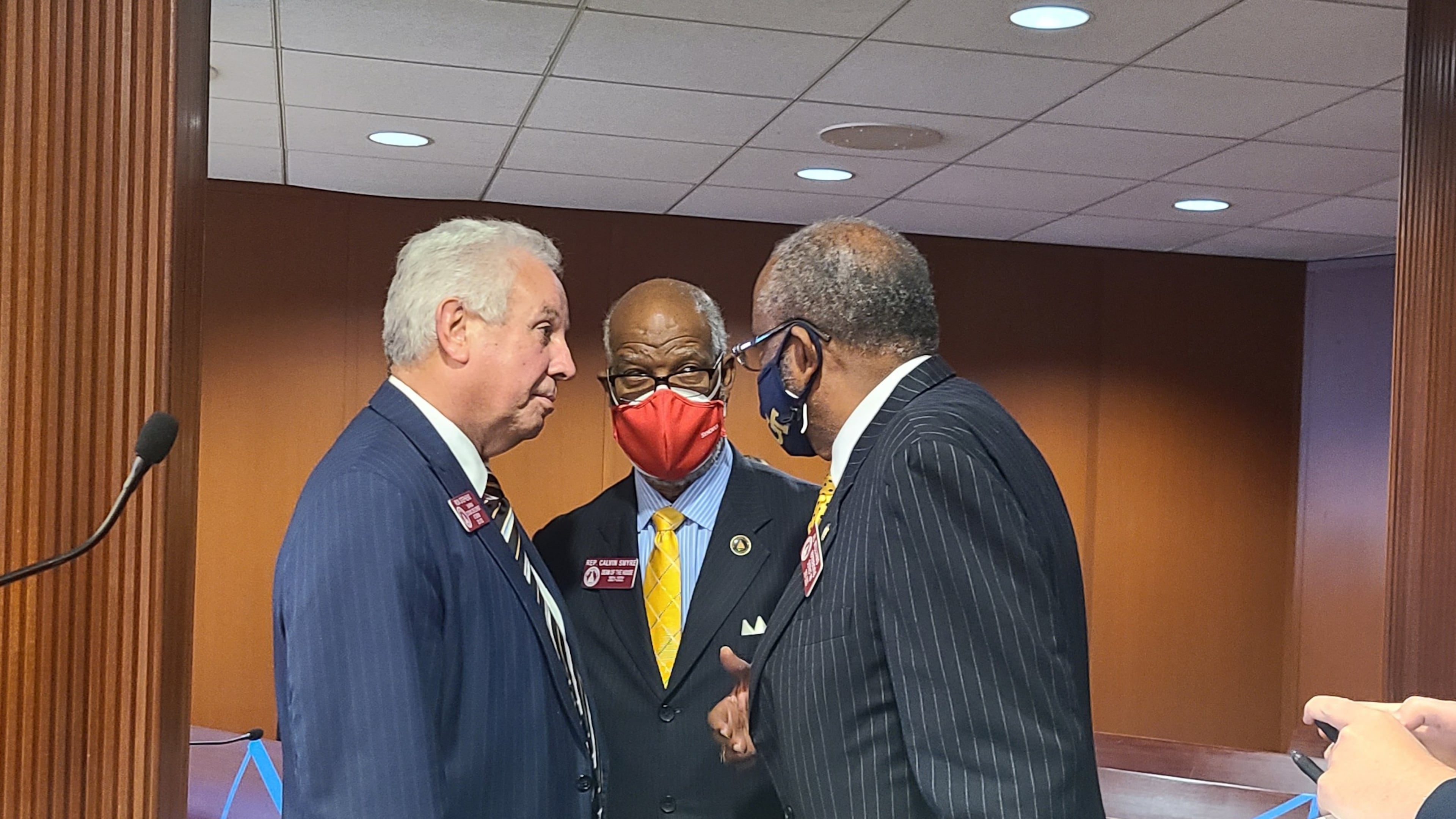 House Tourism and Economic Development Chairman Ron Stephens, R-Savannah, (left) speaks with Democratic lawmakers Tuesday after his legislation allowing online sports betting in Georgia was approved by a House committee. Maya T. Prabhu/maya.prabhu@ajc.com