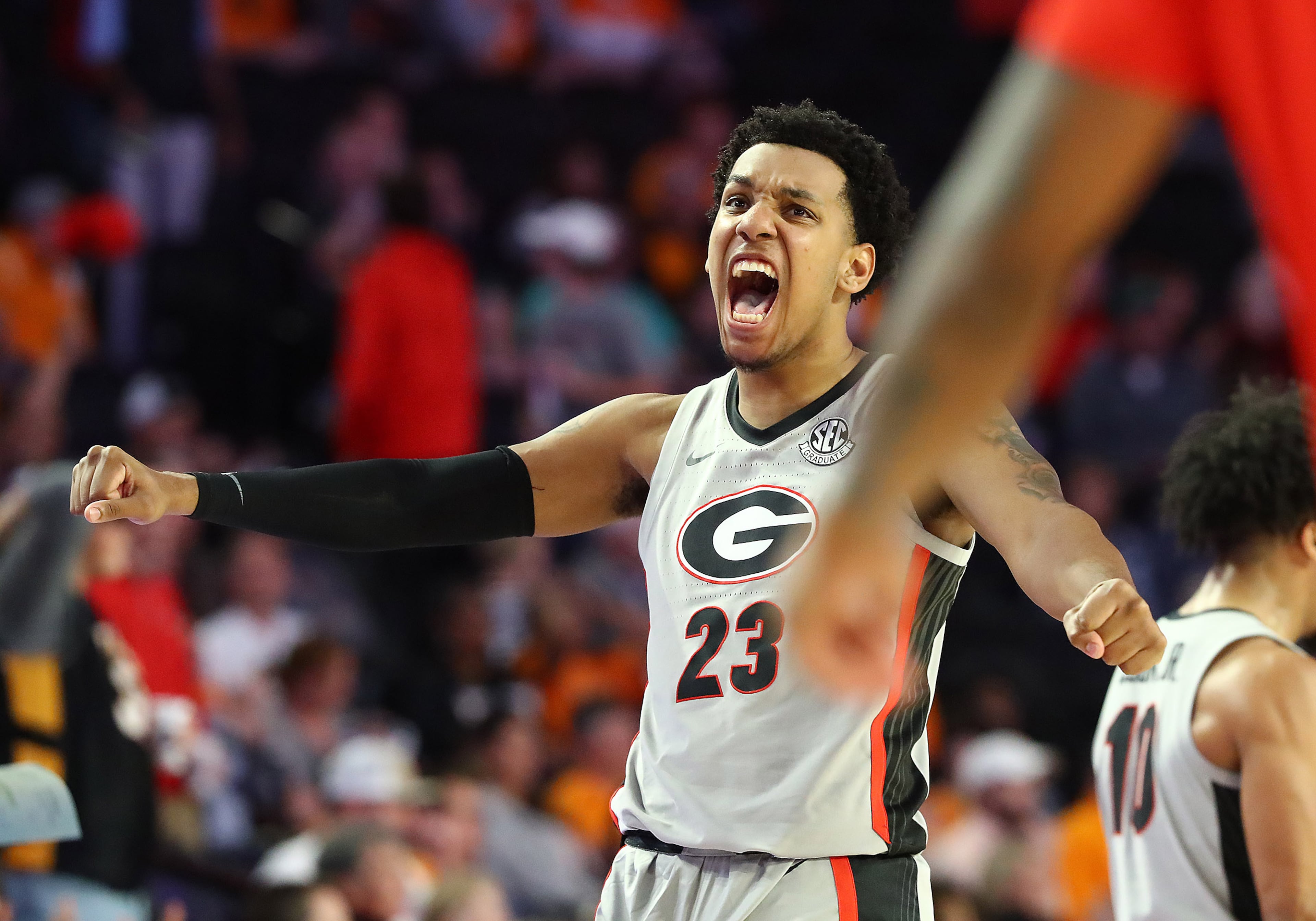 Georgia’s Braelen Bridges reacts to a slam by teammate Kario Oquendo. “Curtis Compton / Curtis.Compton@ajc.com”`