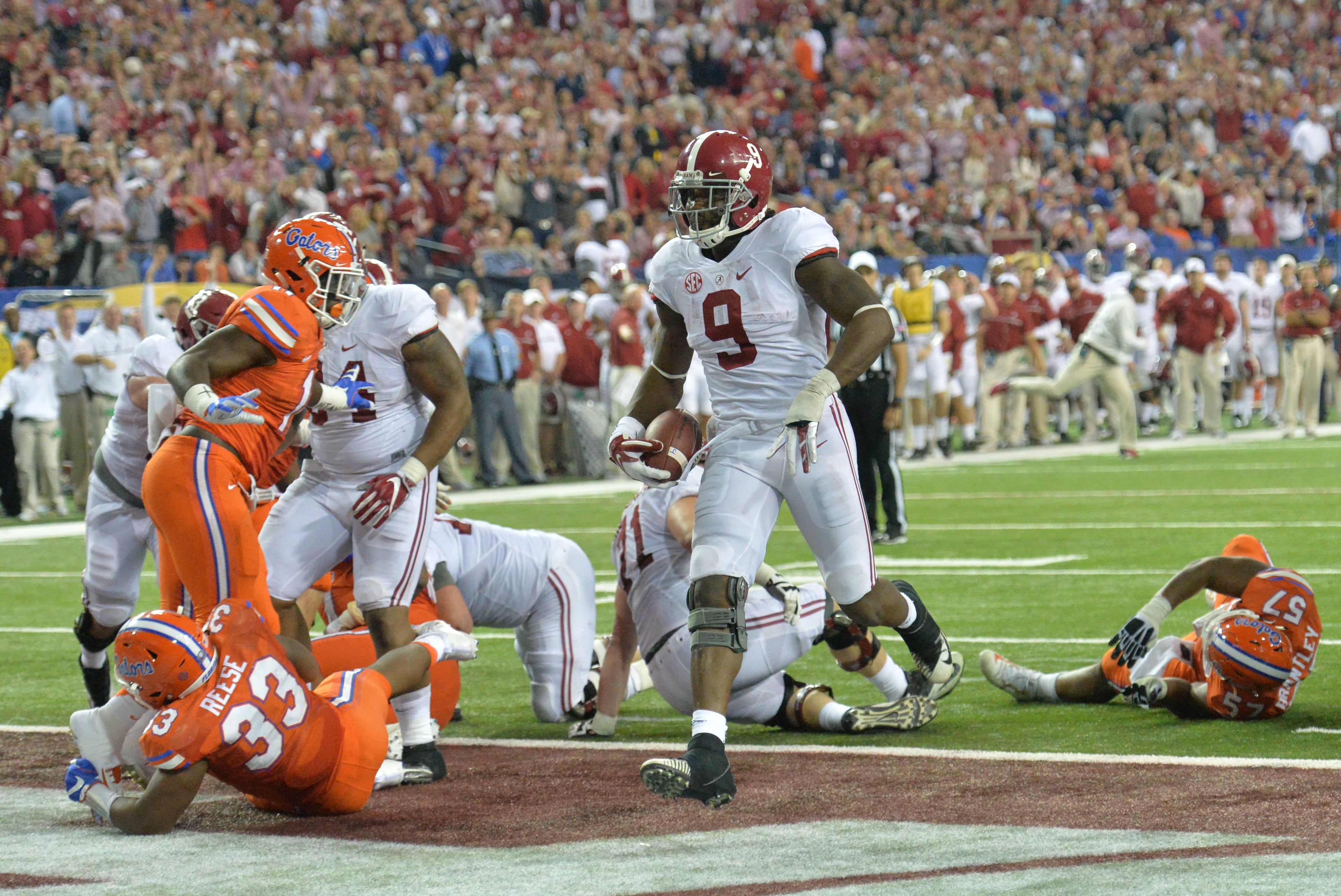 December 3, 2016 Atlanta - Alabama running back Bo Scarbrough (9) scores a touchdown in the second half of the 2016 SEC Championship at the Georgia Dome on Saturday, December 3, 2016. Alabama won 54 - 16 over the Florida. HYOSUB SHIN / HSHIN@AJC.COM