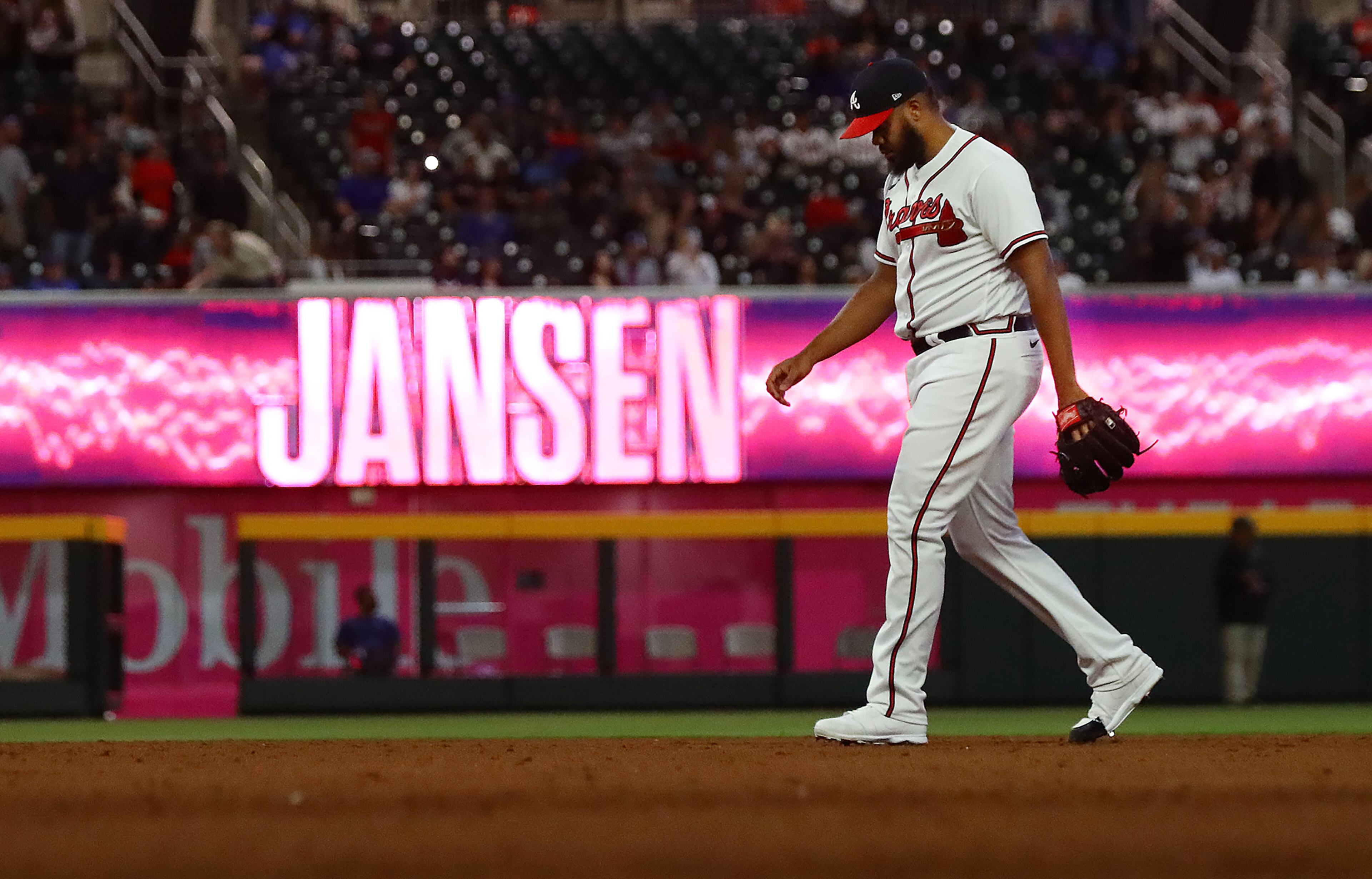 042722 Atlanta: Atlanta Braves closer Kenley Janson comes in for the 9th inning to hold the Chicago Cubs scoreless for the inning in a MLB baseball game on Wednesday, April 27, 2022, in Atlanta. “Curtis Compton / Curtis.Compton@ajc.com”