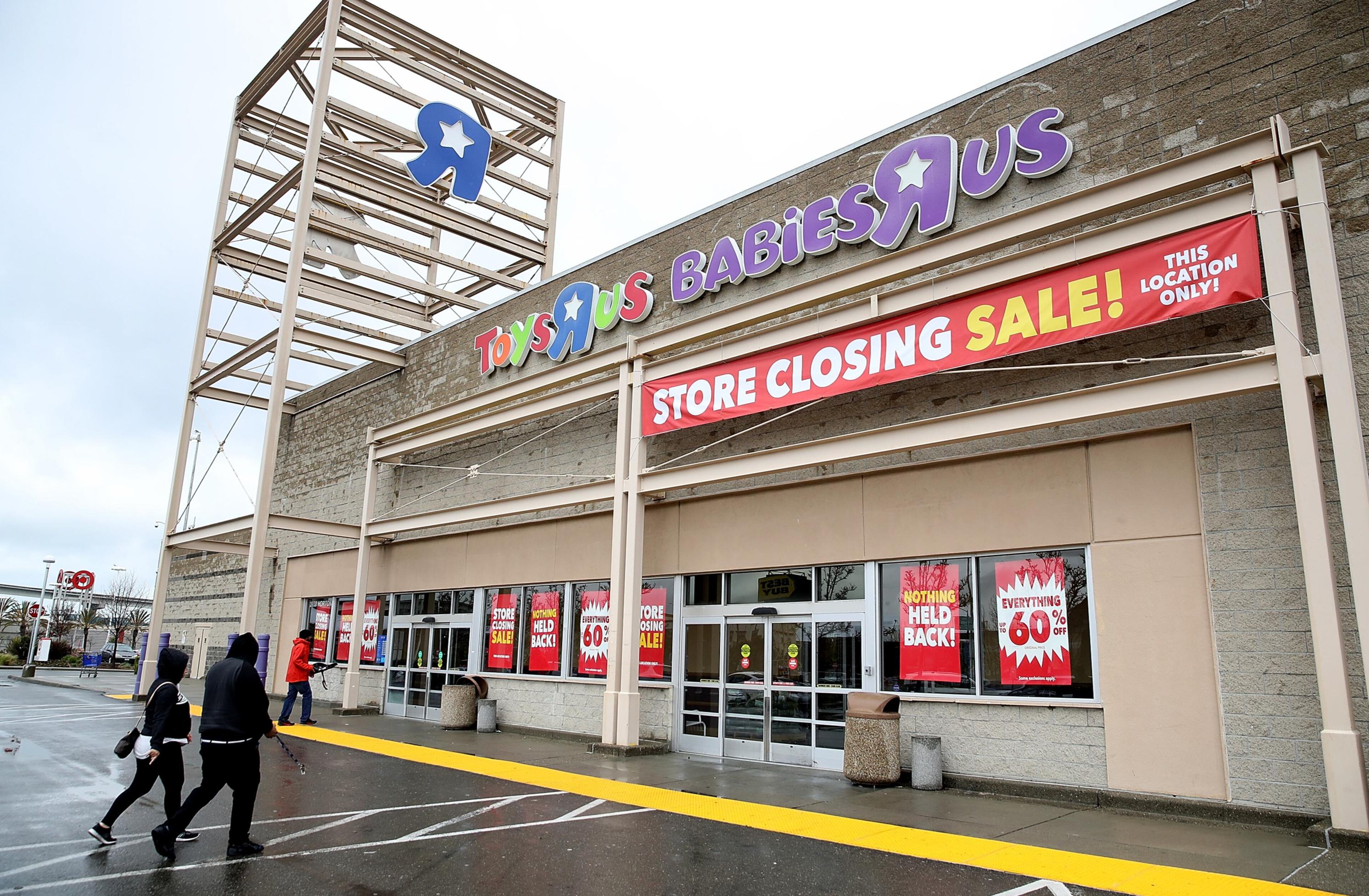 EMERYVILLE, CA - MARCH 15: Customers enter a Toys R Us store on March 15, 2018 in Emeryville, California. Toys R Us filed for liquidation in a U.S. Bankruptcy court and plans to close 735 stores leaving 33,000 workers without employment. (Photo by Justin Sullivan/Getty Images)