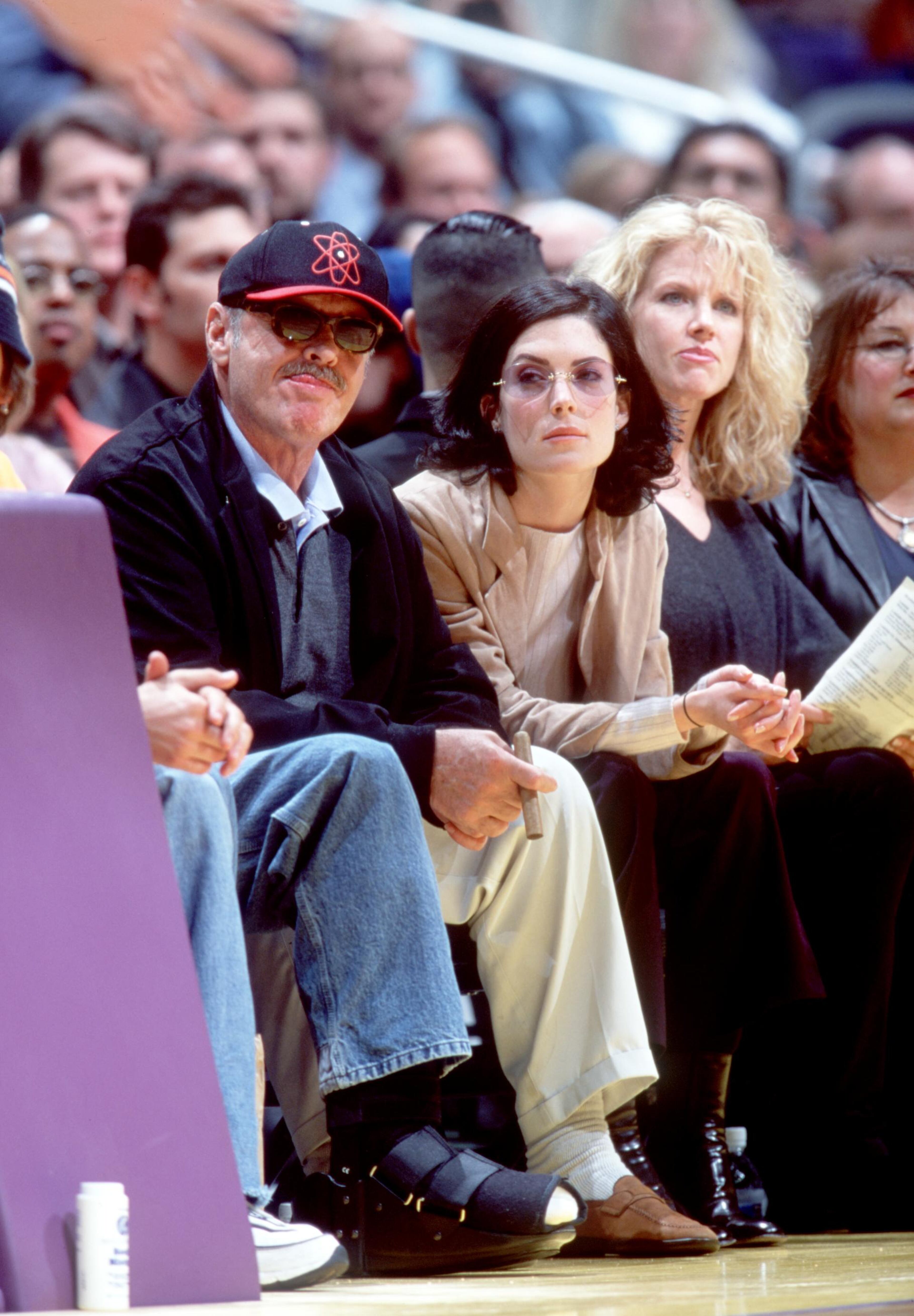 Jack Nicholson and Lara Flynn Boyle attend the Lakers vs. Timberwolves game Feb. 9, 2000, at the Staples Center in Los Angeles.