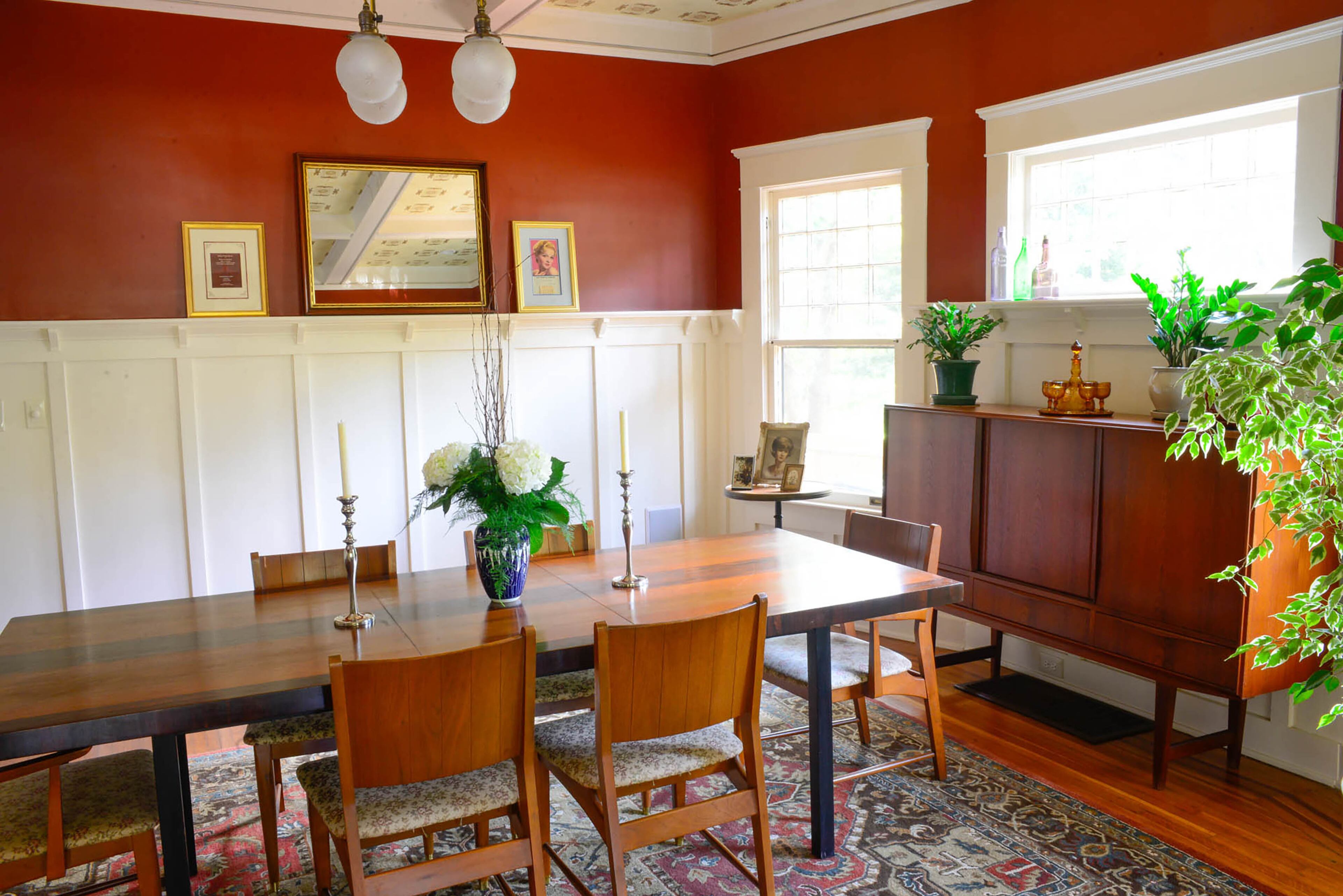 Ashley Derrick said the dragonfly wallpaper and original chandelier set within the coffered ceiling, along
with natural light, took her breath away when she walked into the home. When she and Alison Grounds moved in, they used midcentury modern and
antique furnishings from Scott Antique Market and Kudzu Antiques + Modern, and
painted the walls Sherwin-Williams'¢ Red Barn.