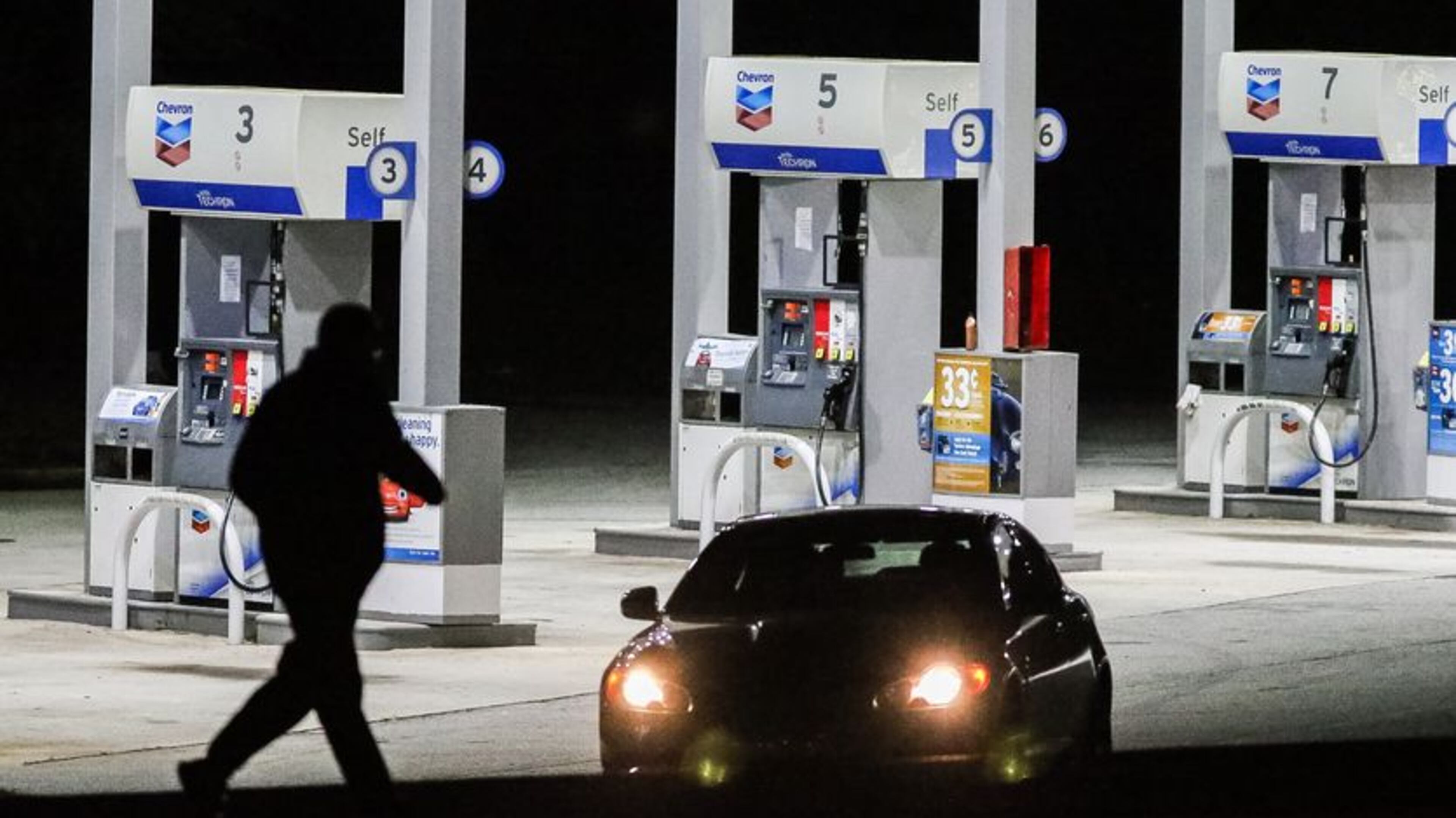 A woman was shot and killed early Friday during an attempted robbery at this Chevron Food Mart on Redan Road in DeKalb County. JOHN SPINK / JSPINK@AJC.COM.