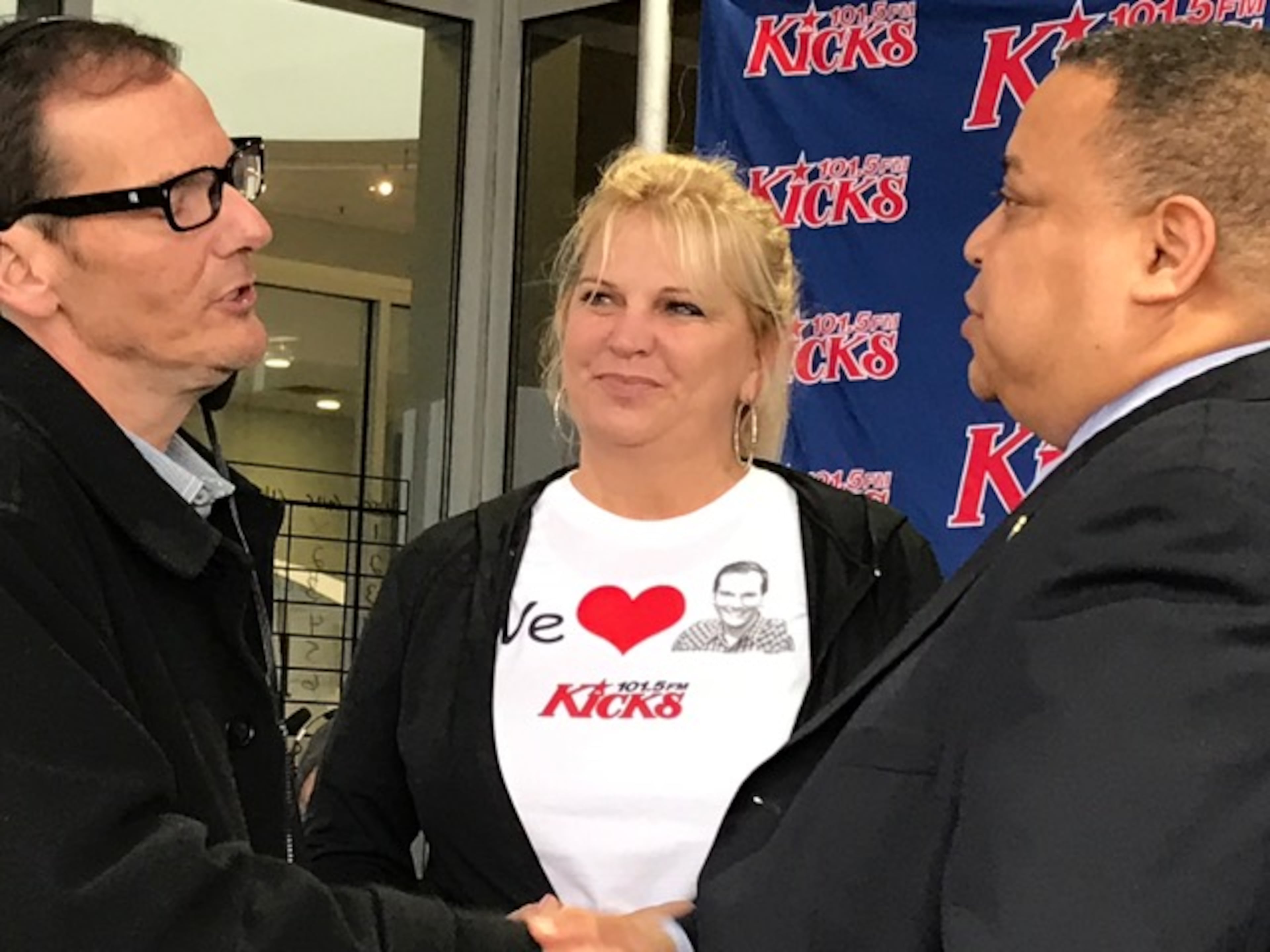 Caddy and Dallas meet with Atlanta City Councilman Michael Julian Bond. CREDIT: Rodney Ho/ rho@ajc.com