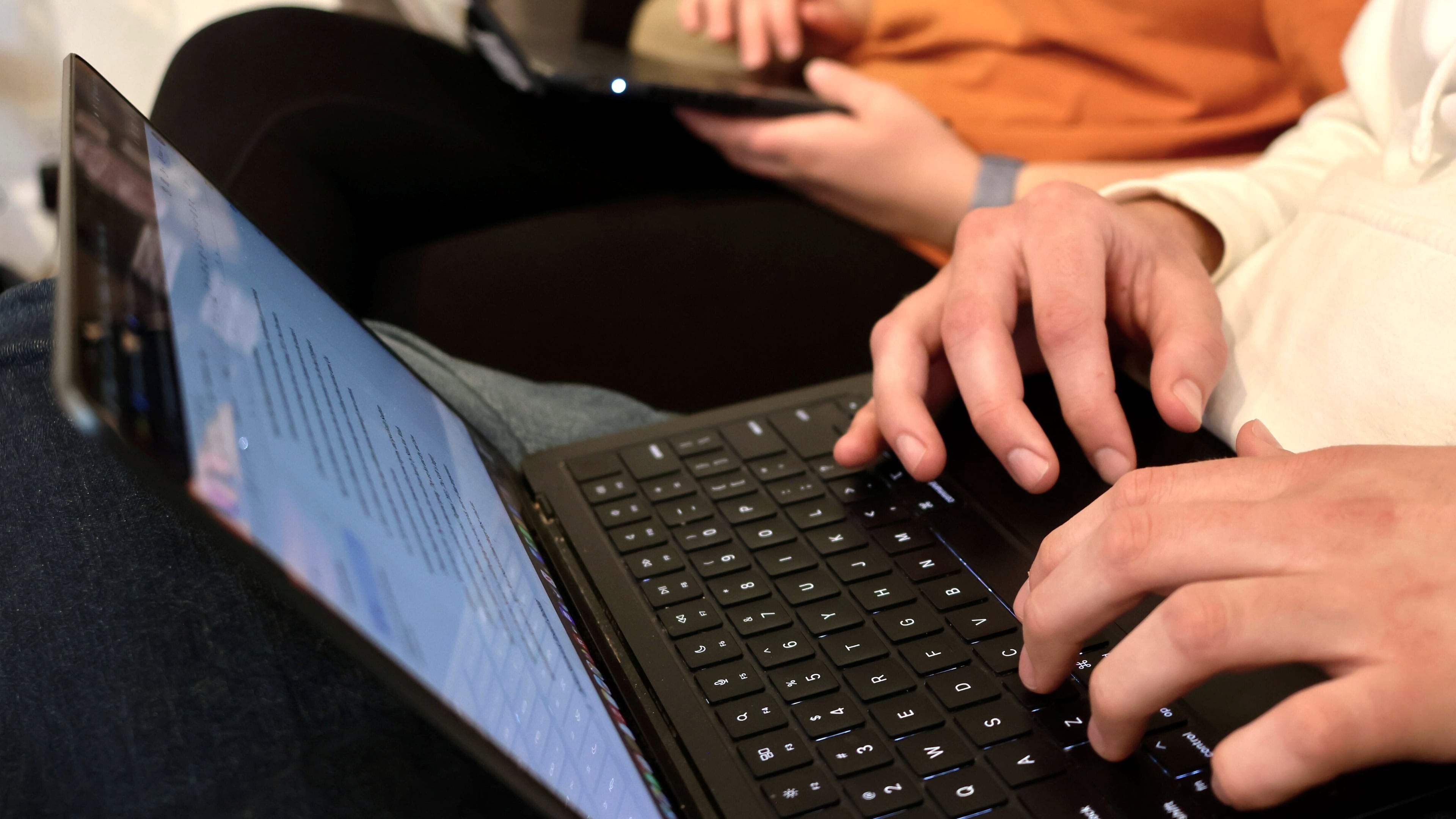 FILE - Connor Scott, 24, and Zoe Lloyd, 21, meet up at a local coffee shop and restaurant to work on their studies on April 20, 2026 in Flagstaff, Ariz. (AP Photo/Cheyanne Mumphrey, file)