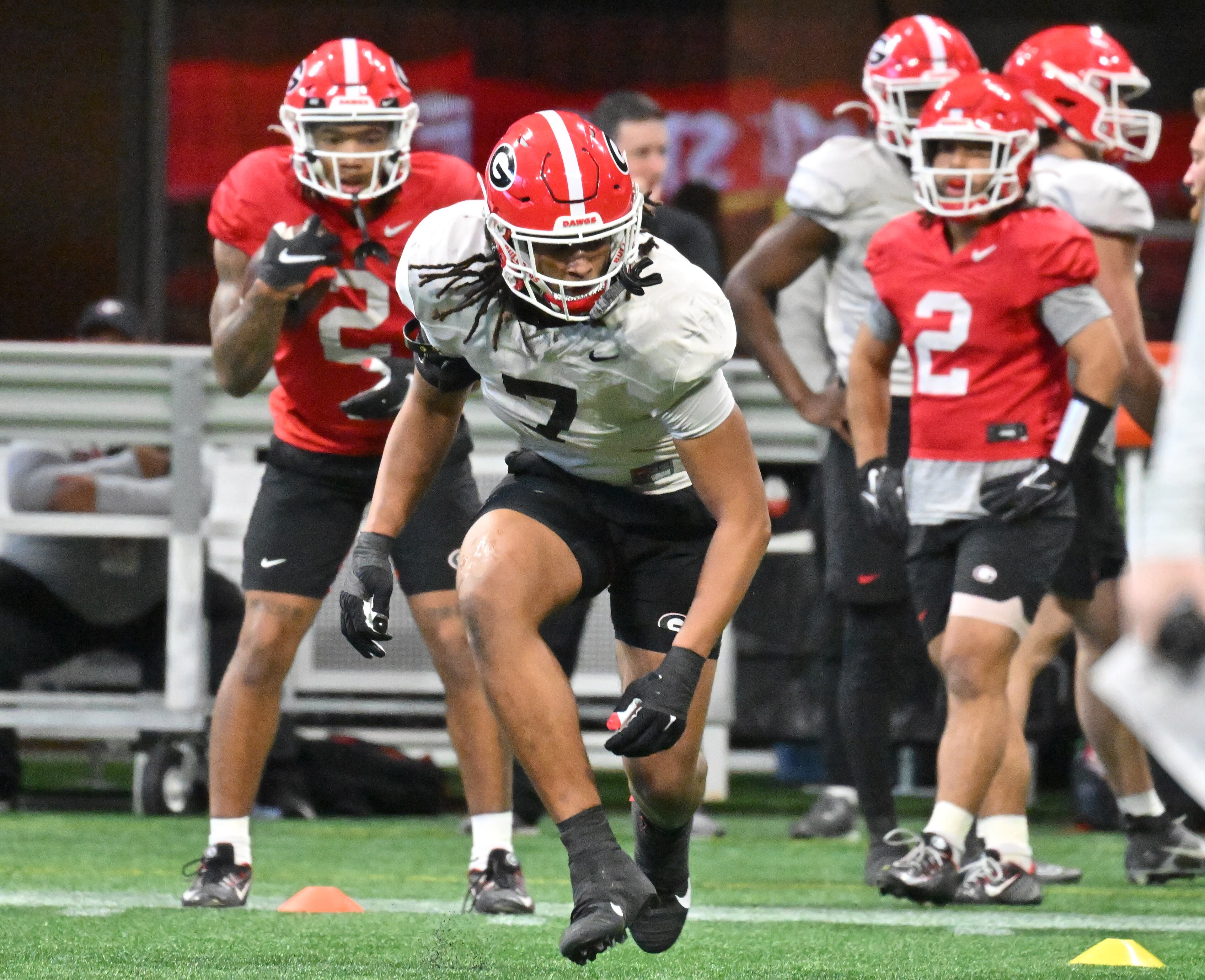 Georgia's linebacker Marvin Jones Jr. (7) runs a drill. (Hyosub Shin / Hyosub.Shin@ajc.com)
