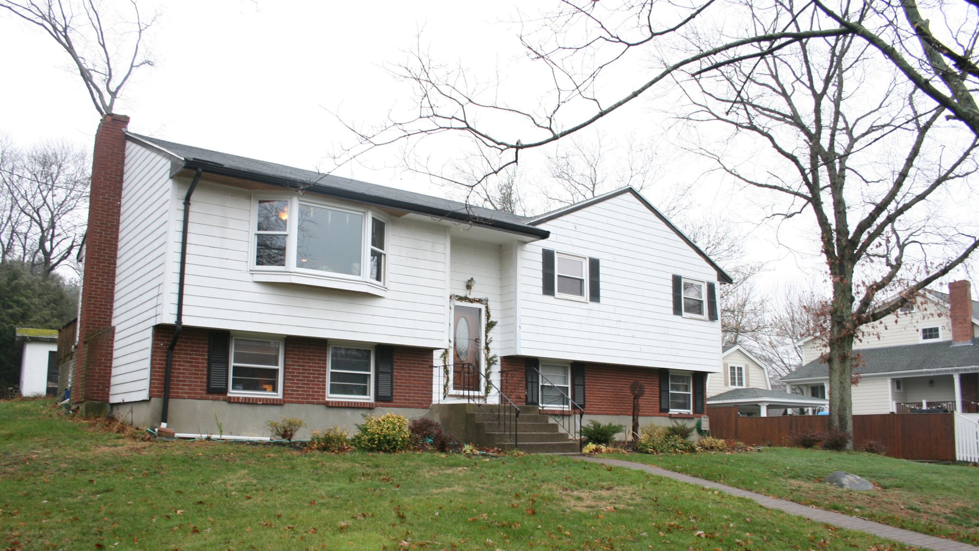 Poor or bare landscaping can hurt a winter sale. (Design Recipes)