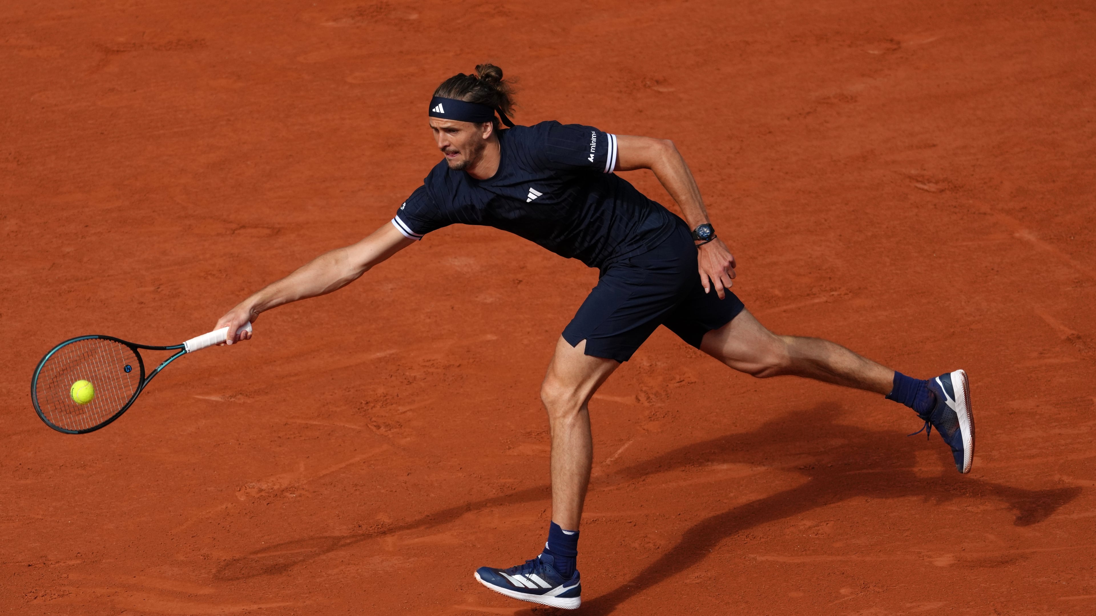 Germany's Alexander Zverev returns to Czech Republic's Jakub Mensik during the semifinal tennis match at the French Open in Paris, Friday, June 5, 2026. (AP Photo/Aurelien Morissard)